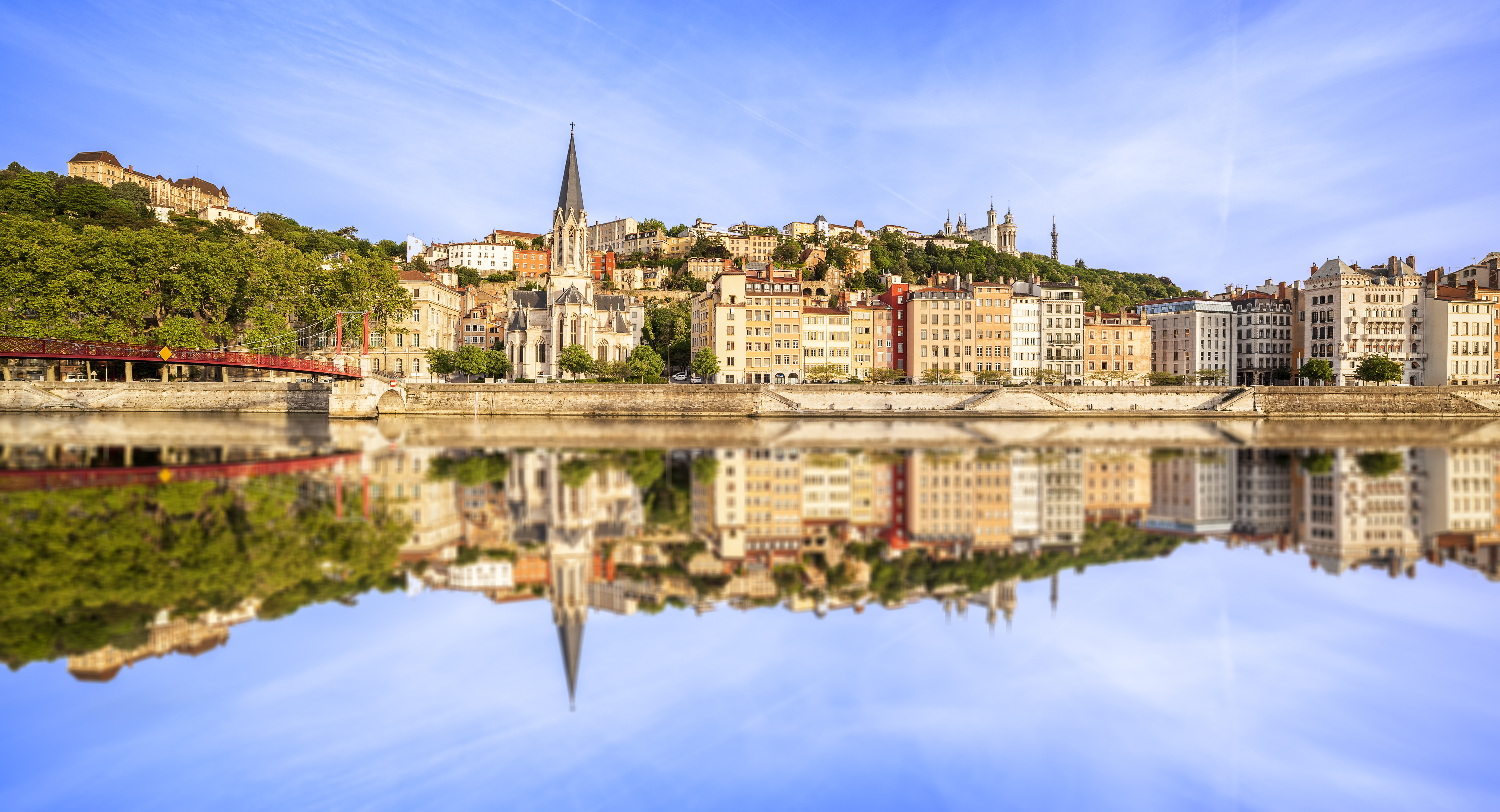Idyllisk Lyon med den gamle bydel og kirketårn der spejler sig smukt i Saone-floden