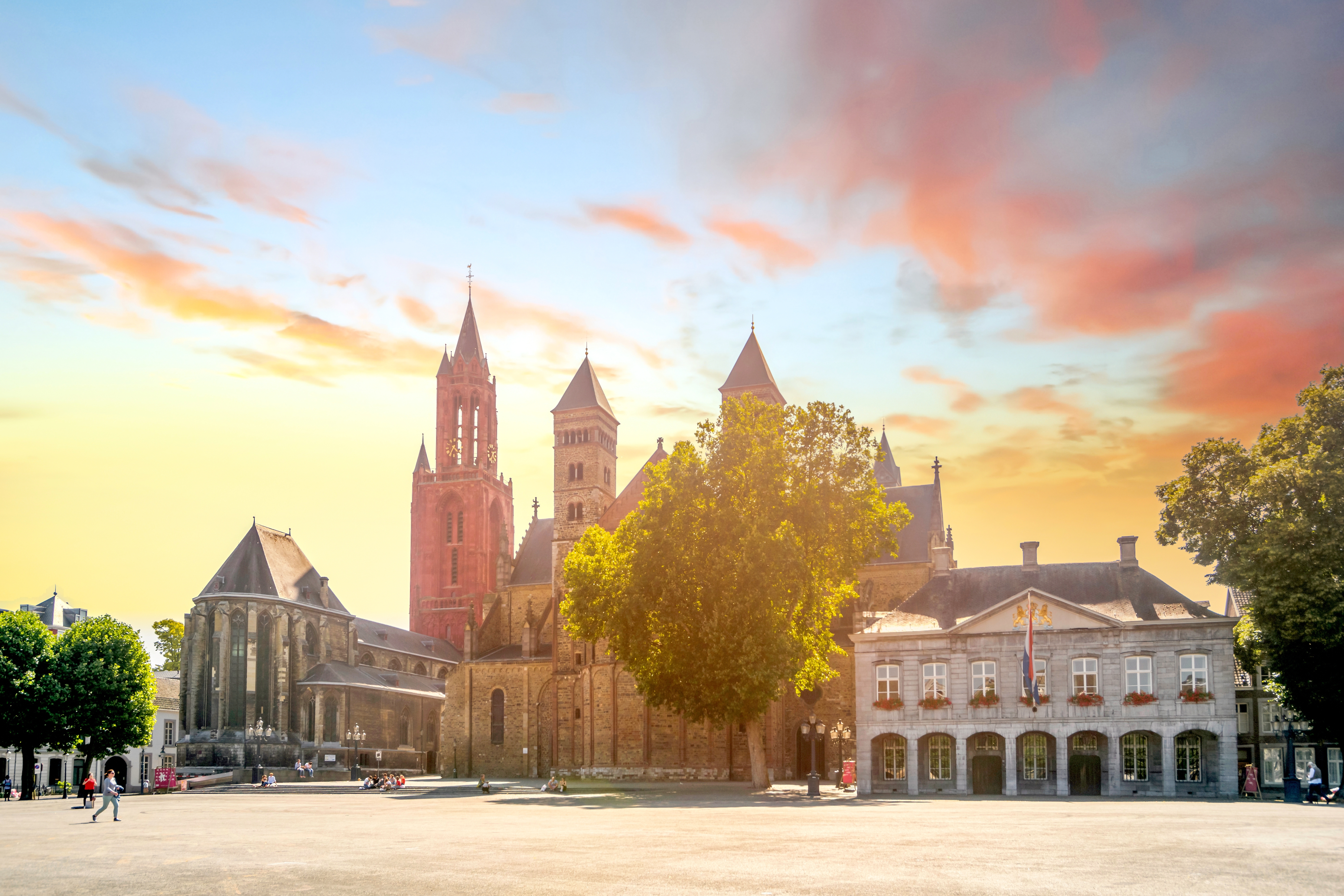 Smuk udsigt over Maastrichts historiske bymidte med Sankt Servatius Basilika og Vrijthof-pladsen i det sydlige Holland