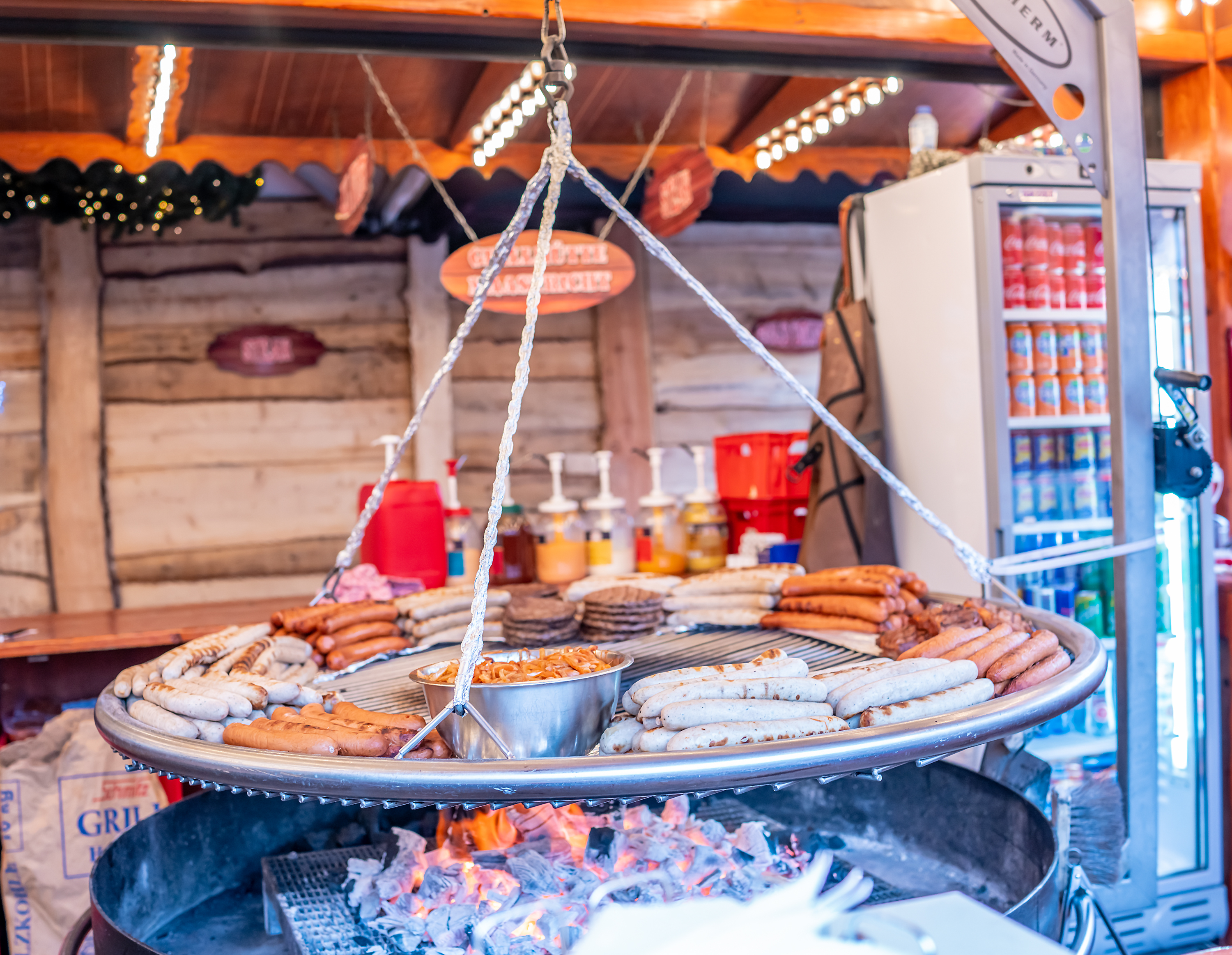 Duftende grillmad tilberedes over åben ild på julemarked i Maastricht
