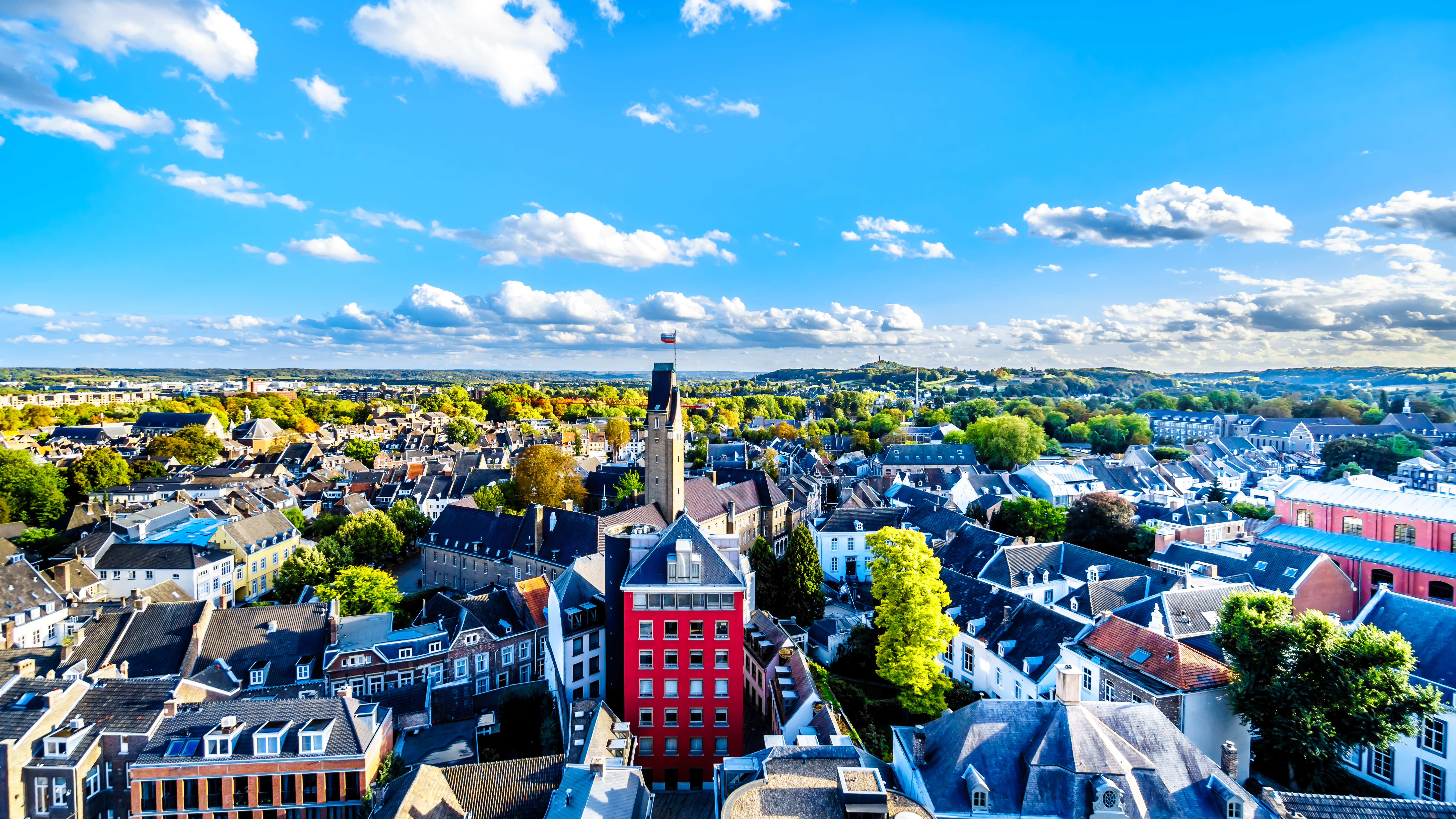 Fugleperspektiv over Maastrichts smukke historiske centrum med den røde Sint-Janskerk og middelalderlige bygninger, Holland