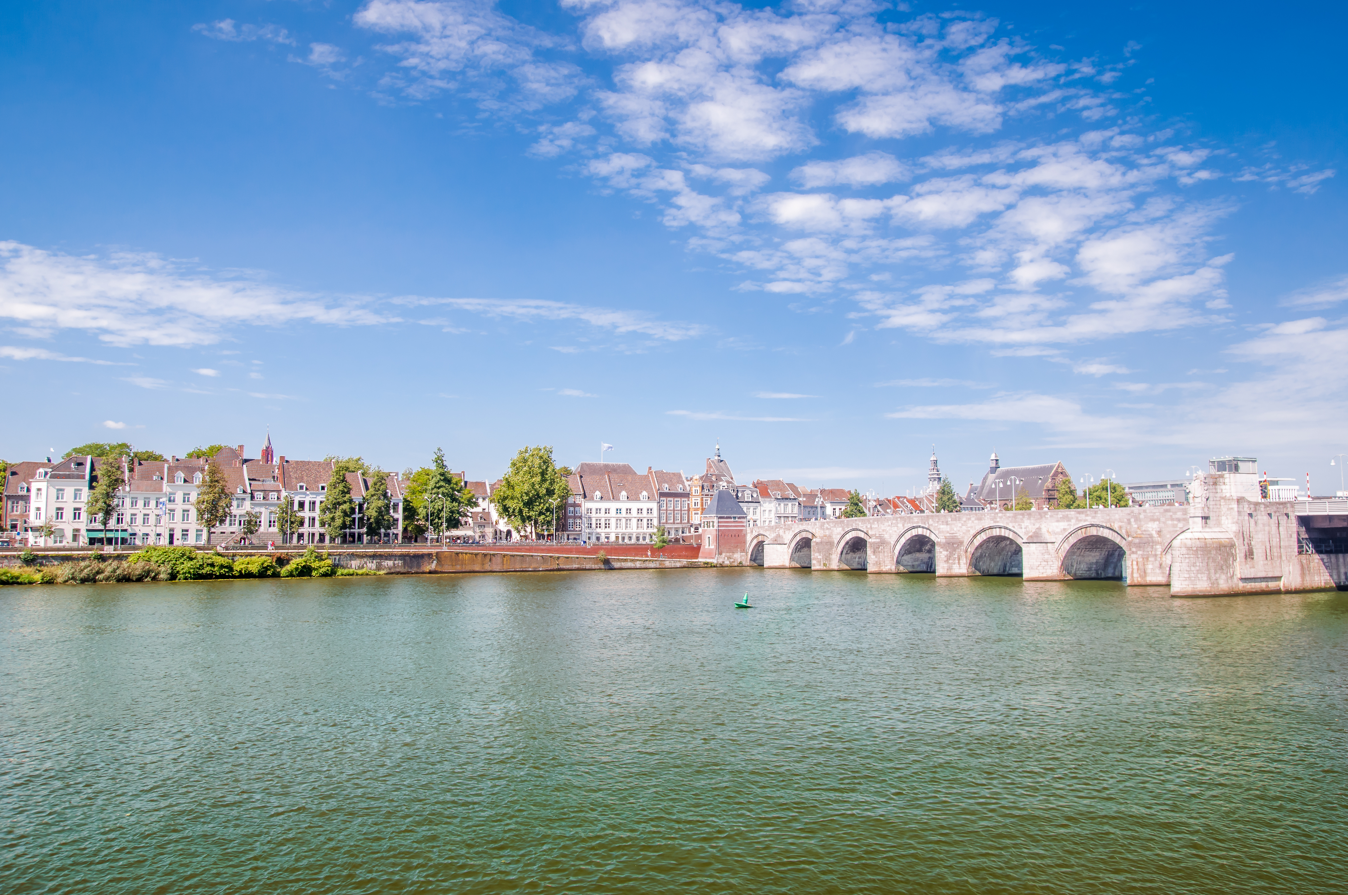 Idyllisk udsigt over Maastricht med den middelalderlige Sint Servaasbrug der krydser Maas-floden og smukt nederlandsk bylandskab