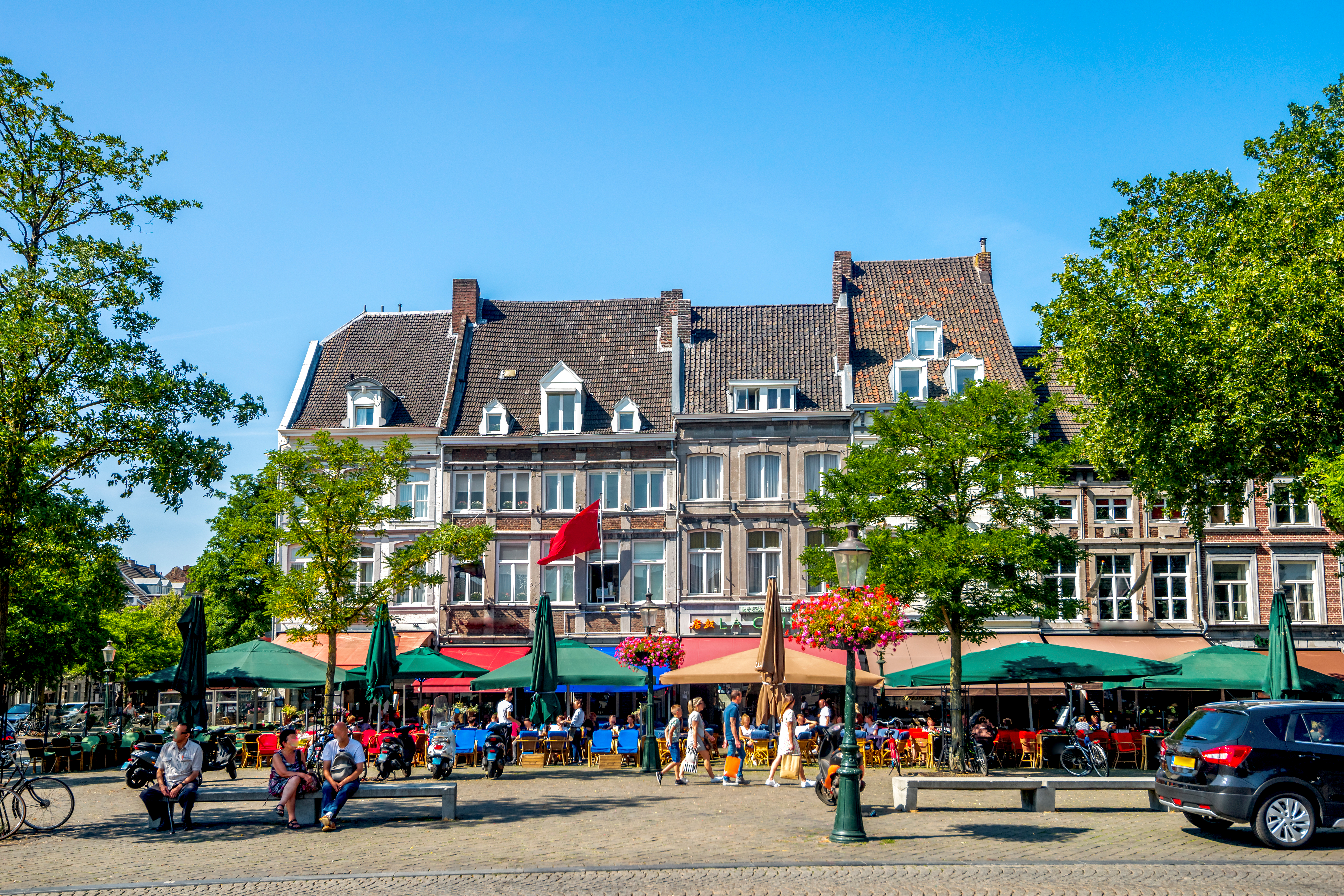 Idyllisk markedsplads i Maastrichts historiske centrum med flotte bygninger og atmosfærisk stemning