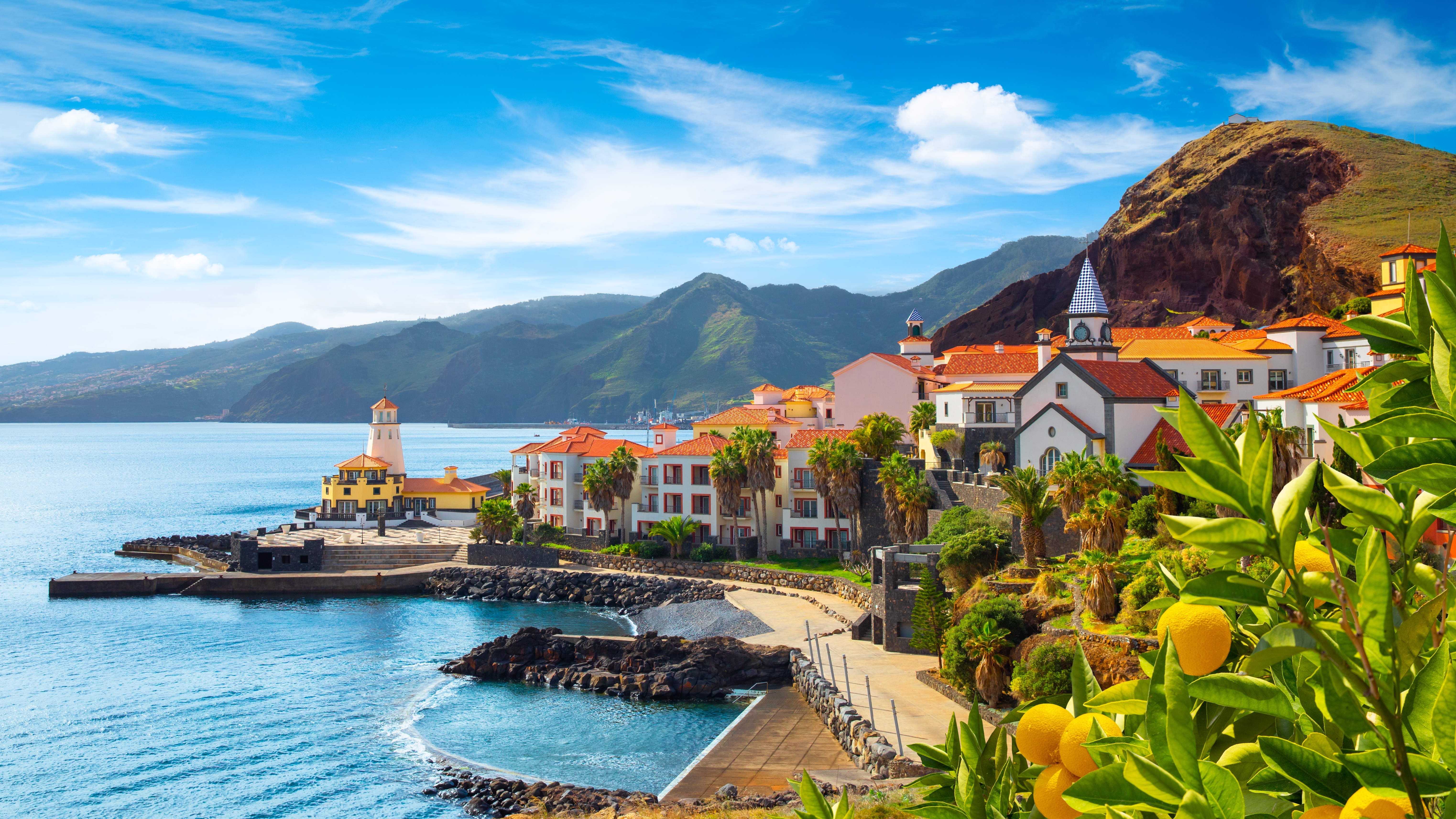 Malerisk panoramaudsigt over den lille by Canical ved havet nær Ponta de Sao Lourenco på Madeira med bjergrigt landskab