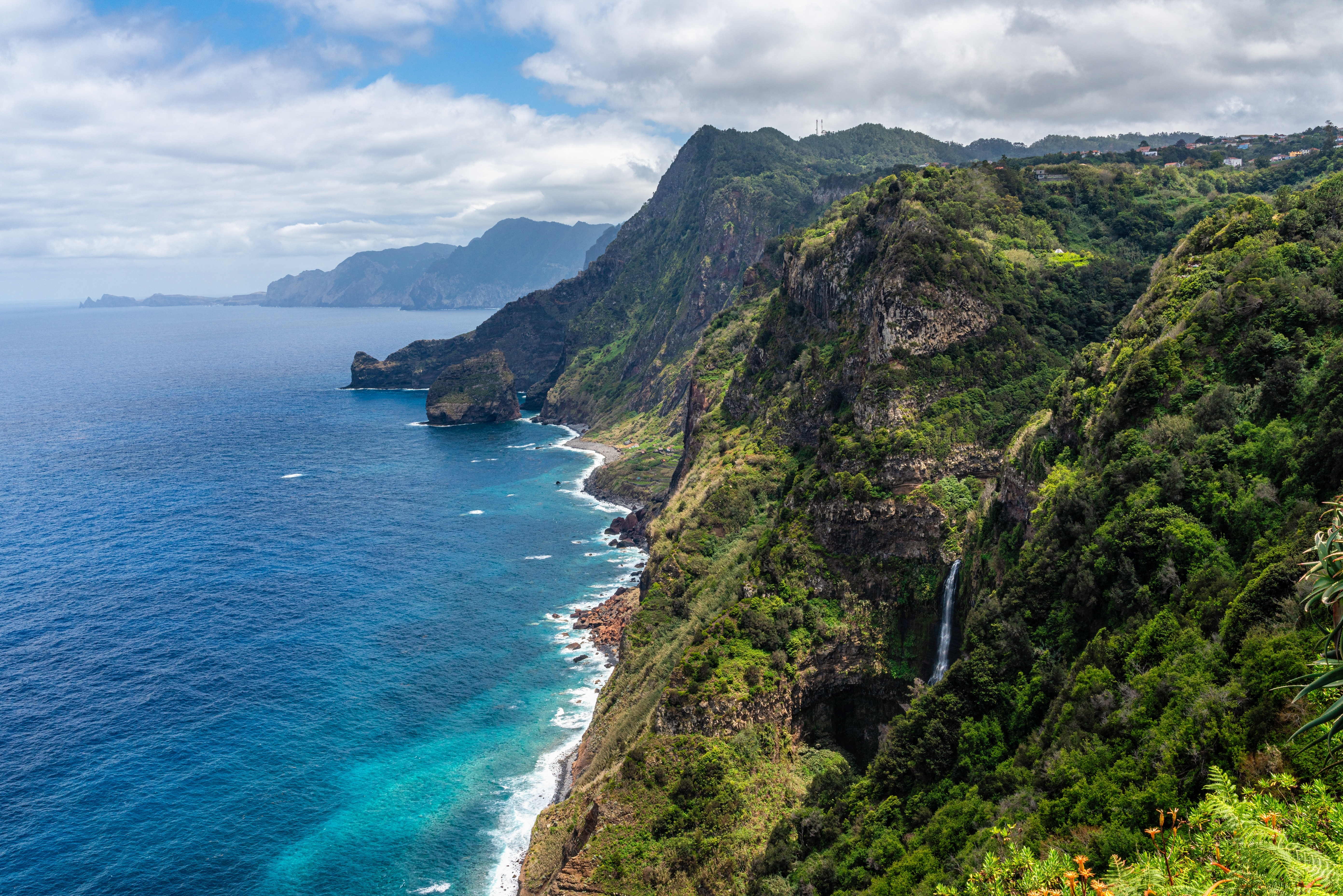 Imponerende kystlandskab med høje klipper og vandfald på Madeira