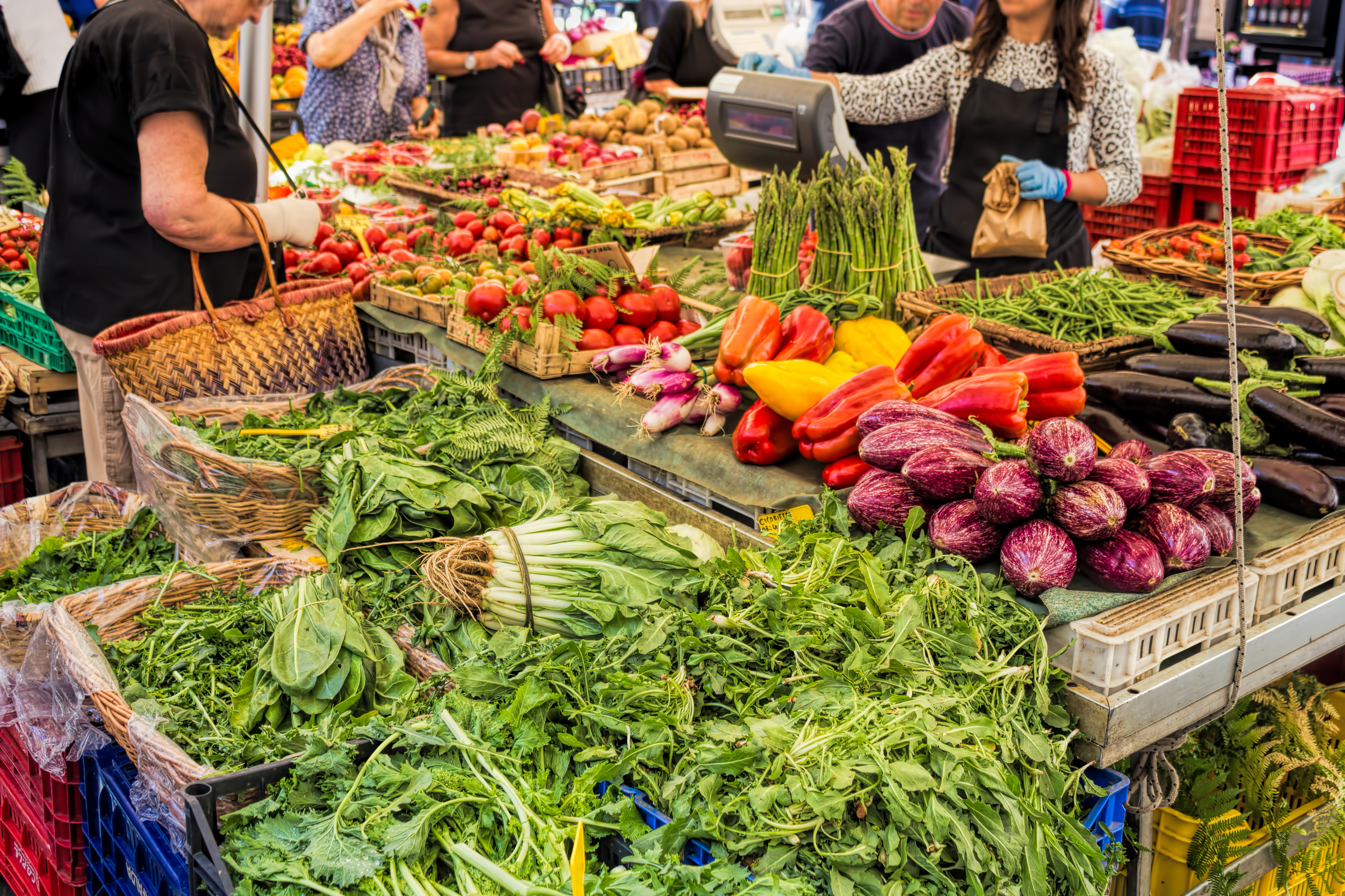 Traditionelt italiensk madmarked på Campo de Fiori i Rom med et stort udvalg af friske grøntsager og lokale specialiteter