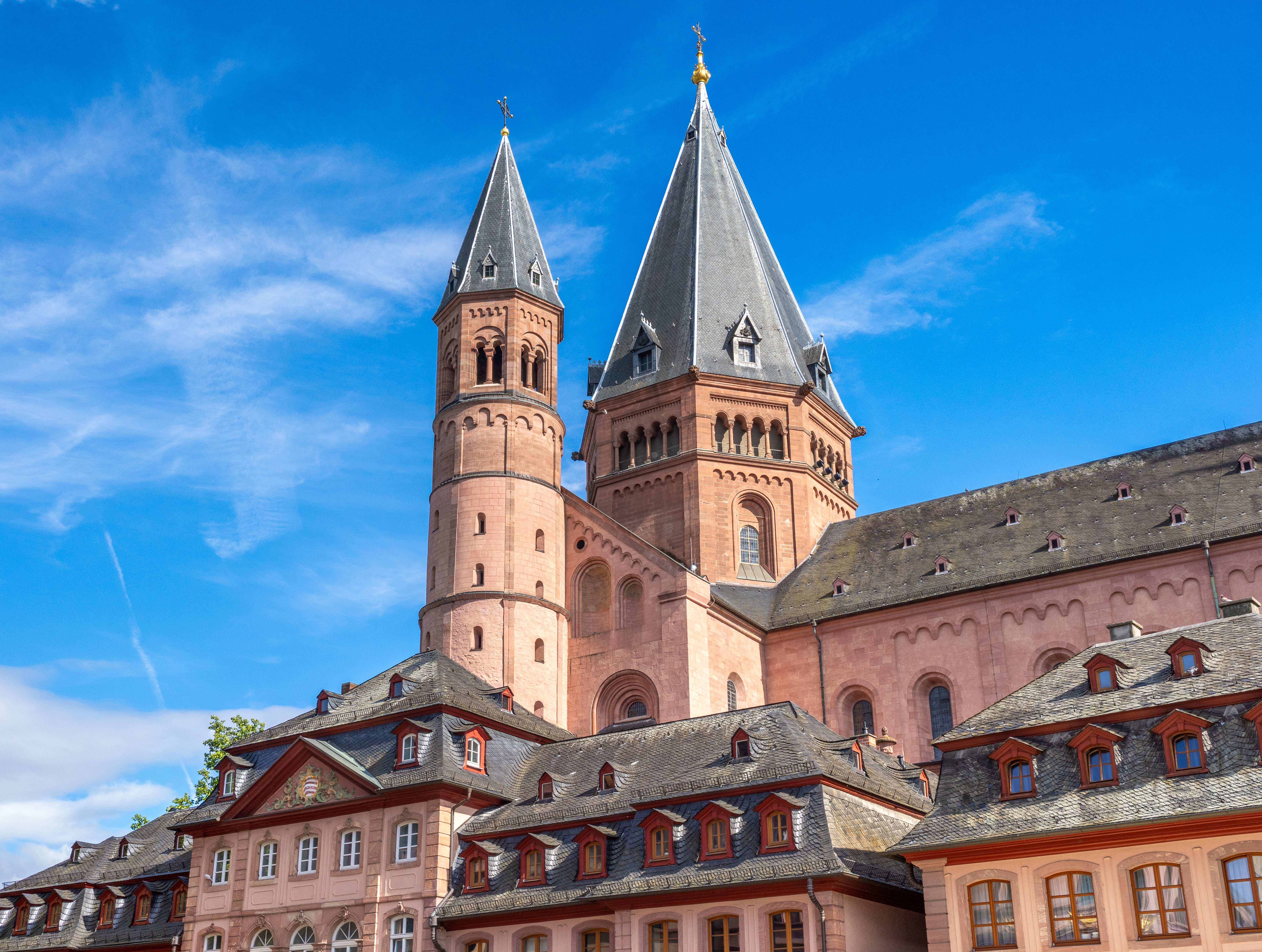 Smukt udsyn til den historiske Mainz Domkirke med røde teglstenstårne og blå himmel