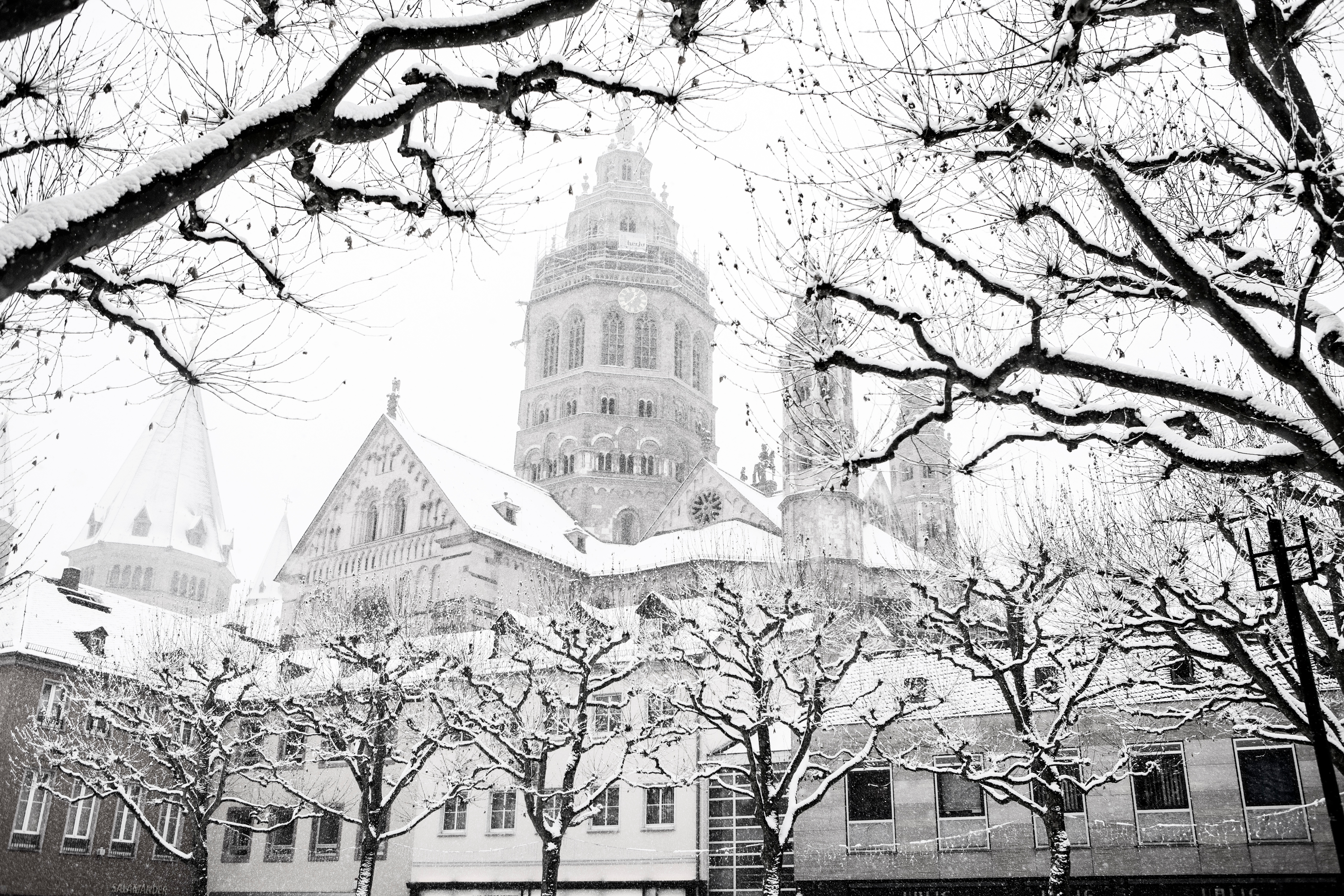 Vinterbillede af Mainz domkirke med sne i Tyskland