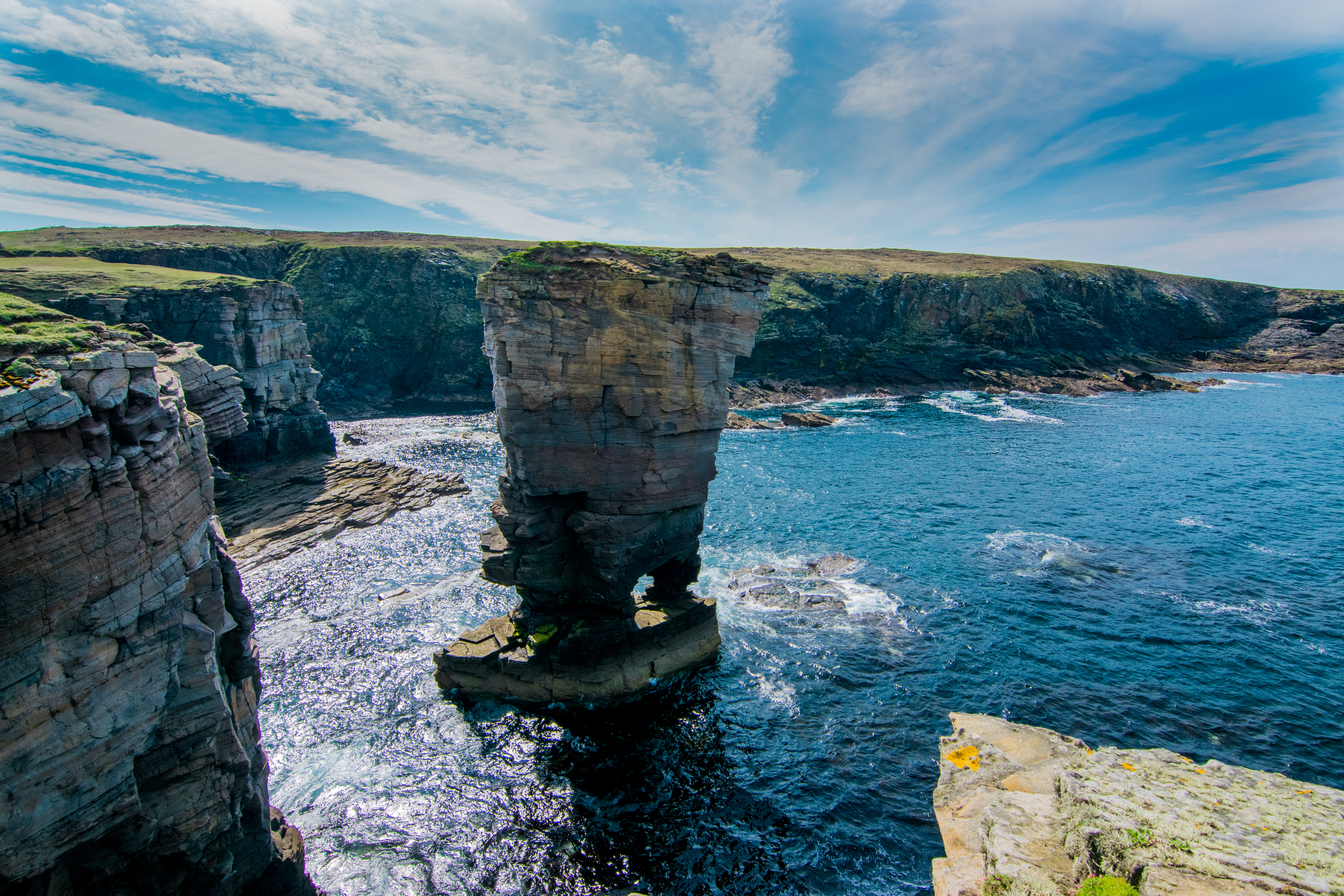 Fascinerende klippelandskab ved Yesnaby på Orkney-øerne med spektakulær udsigt over kysten og havet i det nordlige Skotland