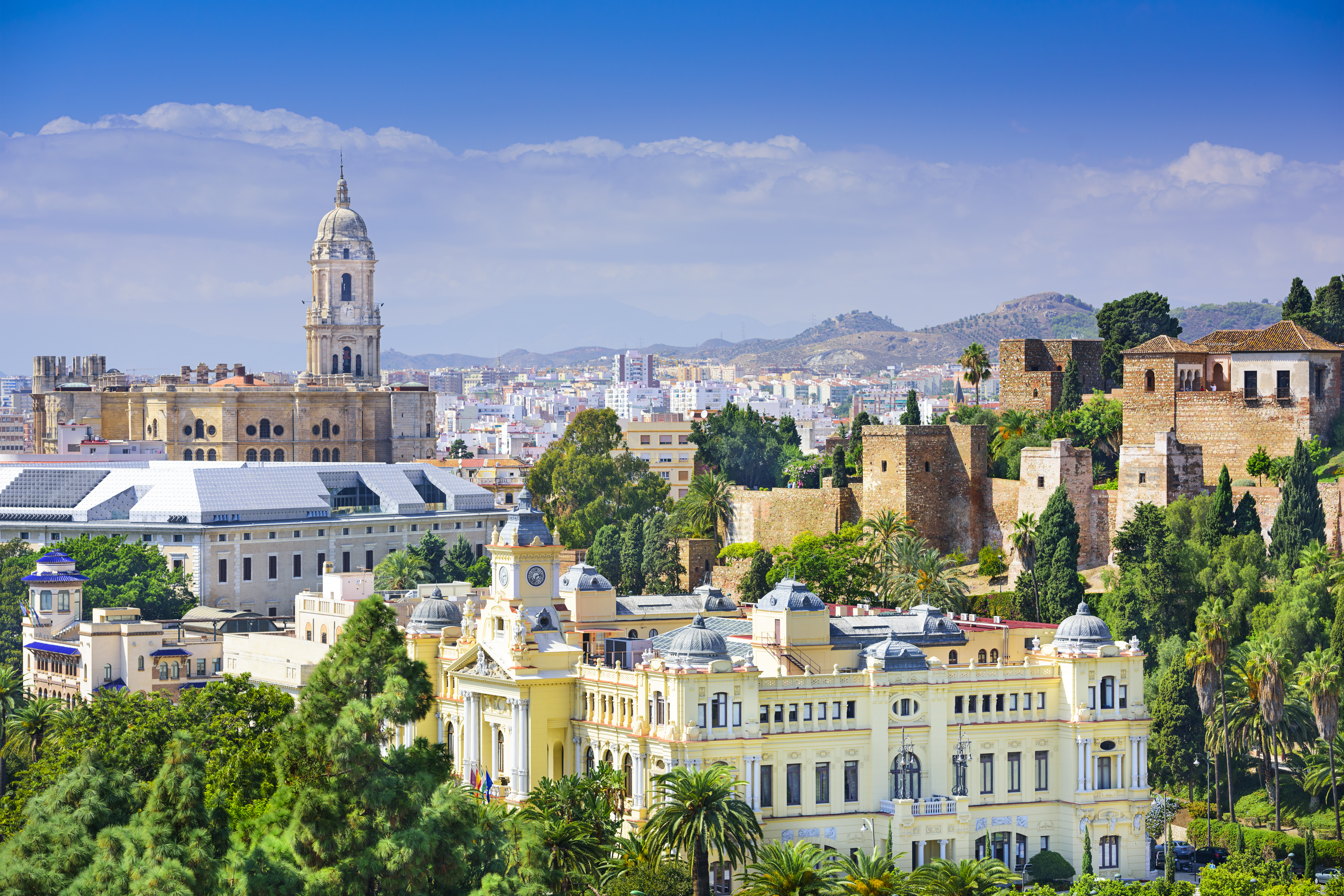 Betagende udsigt over Malaga by med den gotiske katedral og det mauriske Alcazaba-fæstningsanlæg i hjertet af Andalusien