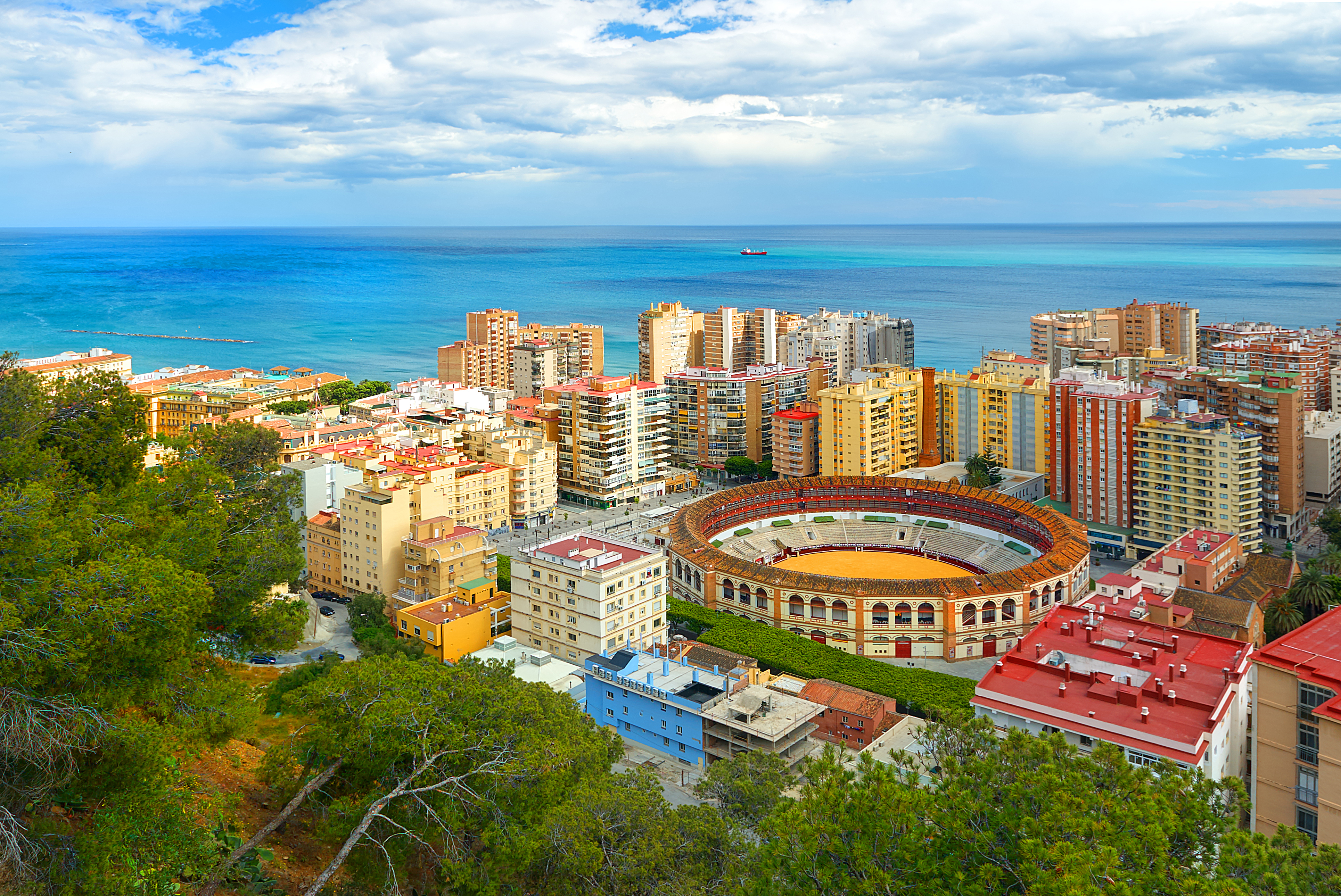 Malaga i Andalusien med ikoniske tyre-arena og smukke kystlinje ved Middelhavets blå vande