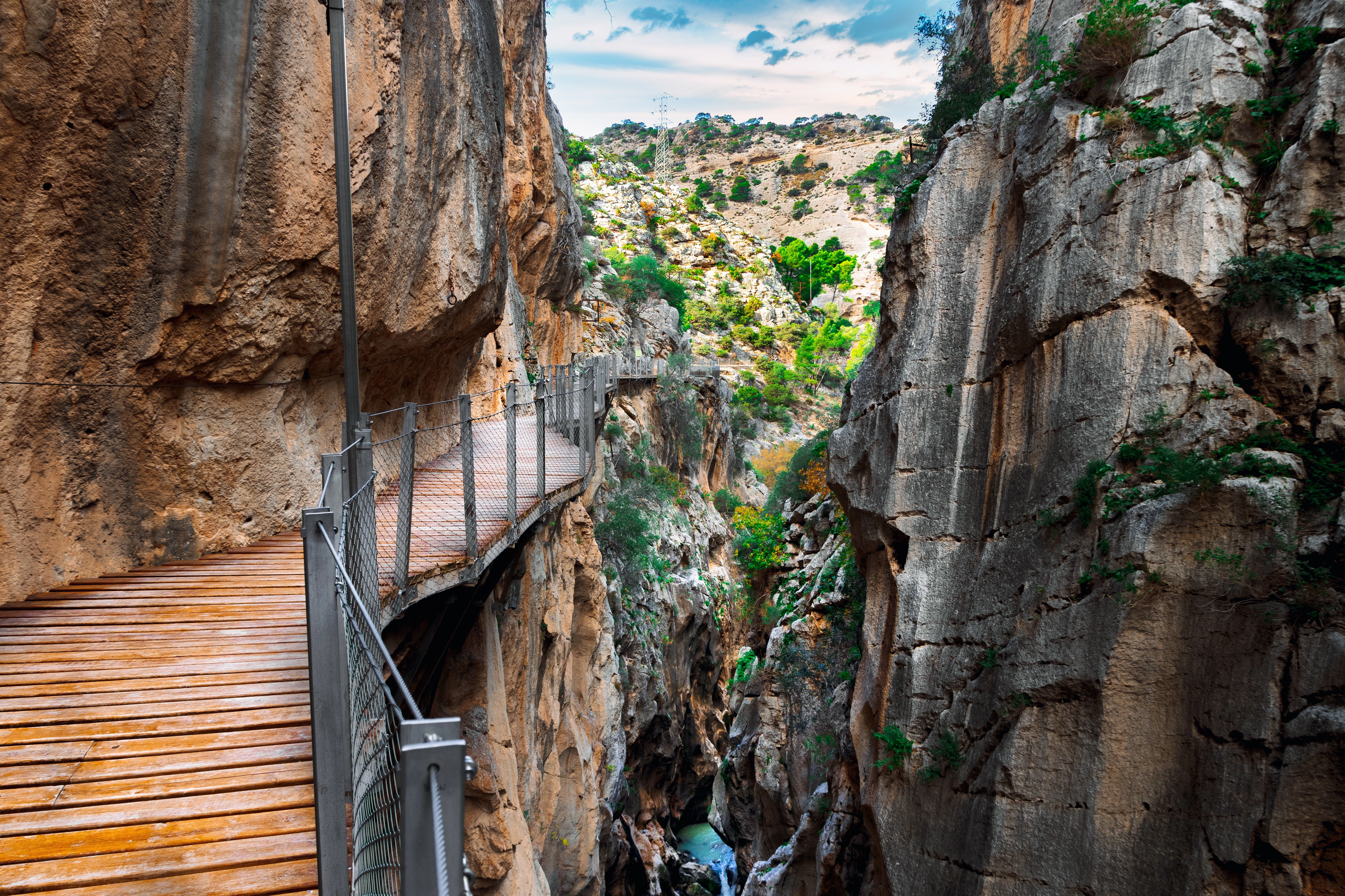 Eventyrlig træsti på Caminito del Rey ("Kongens lille sti") der hænger langs de stejle klippesider i den dramatiske El Chorro-kløft i Ardales-området, Spanien
