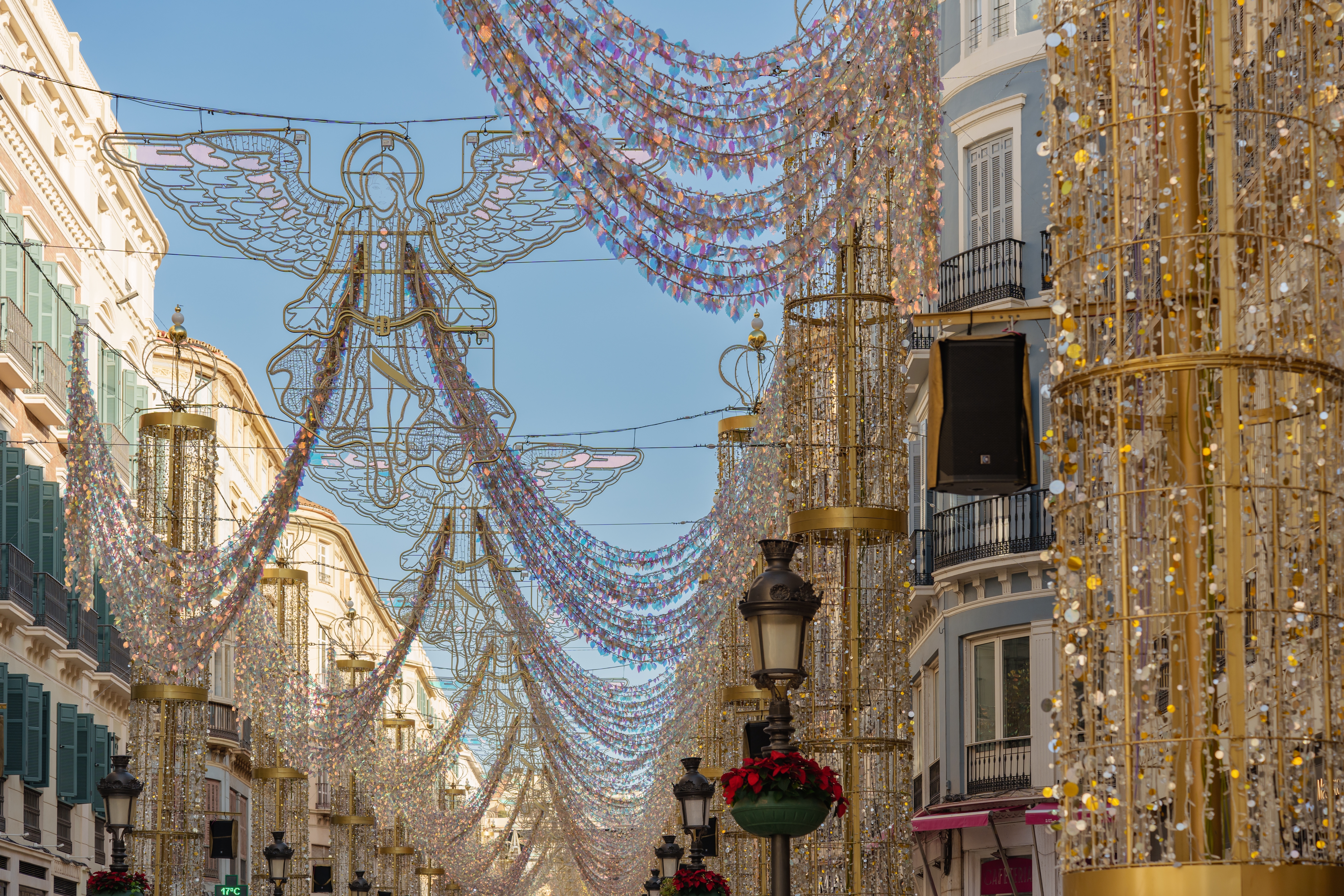 Pragtfulde juledekorationer med engle og guldornamenter over shoppinggaden i Málagas centrum, Spanien