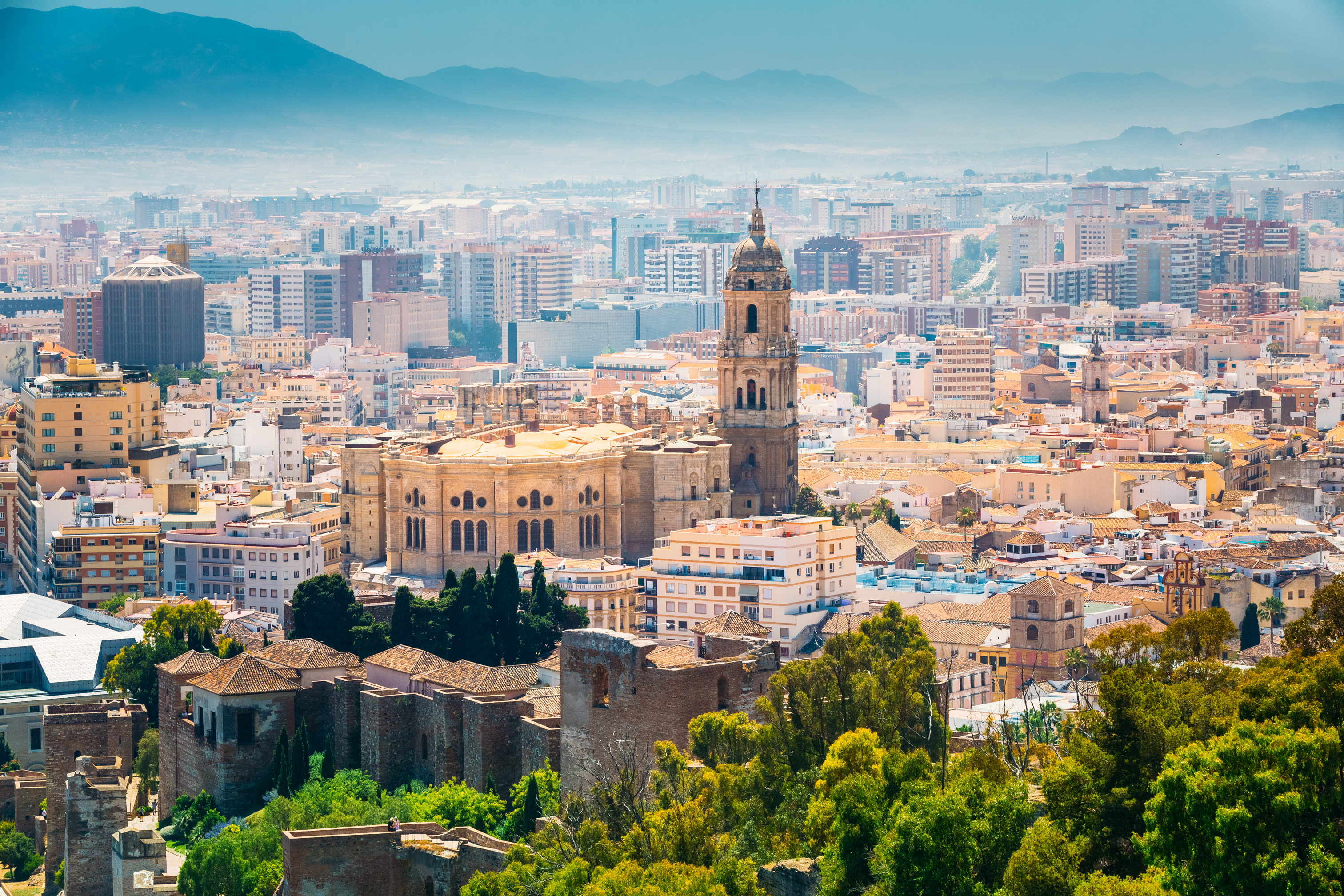 Fugleperspektiv over den spanske by Malaga med den majestætiske katedral og tæt bebyggede gamle bydel i Andalusien