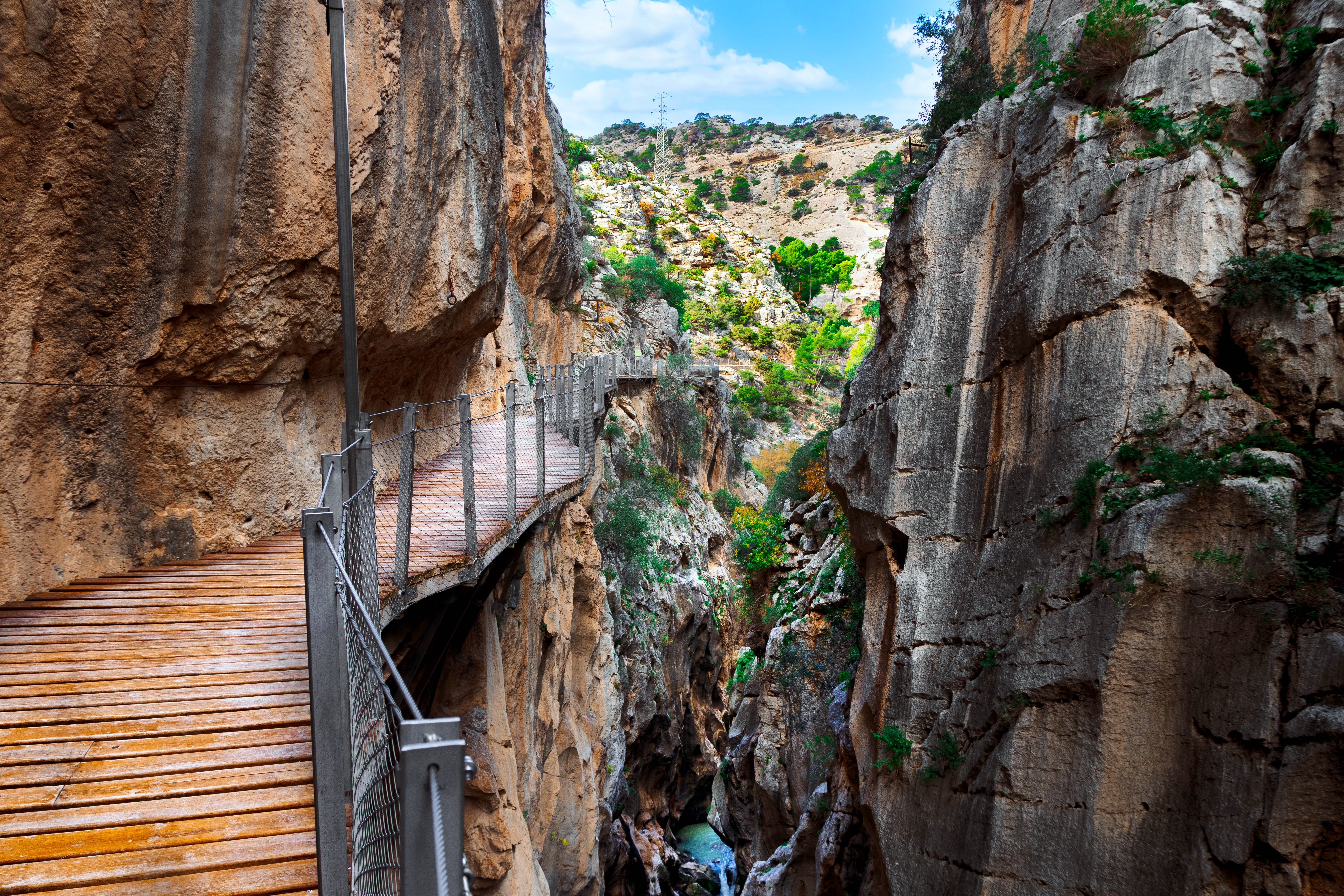 Natursti gennem dramatisk bjergkløft på Caminito del Rey i Malaga regionen