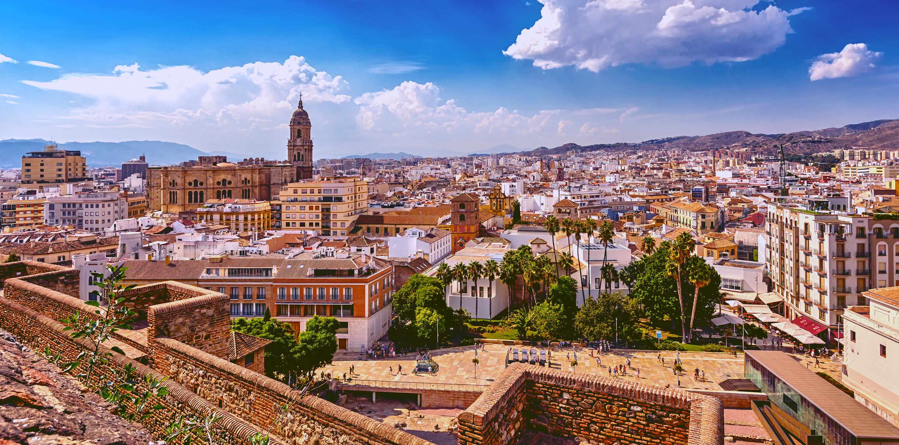 Panoramabillede af Malaga med den karakteristiske katedral og den mauriske Alcazaba-fæstning i Andalusien, Spanien