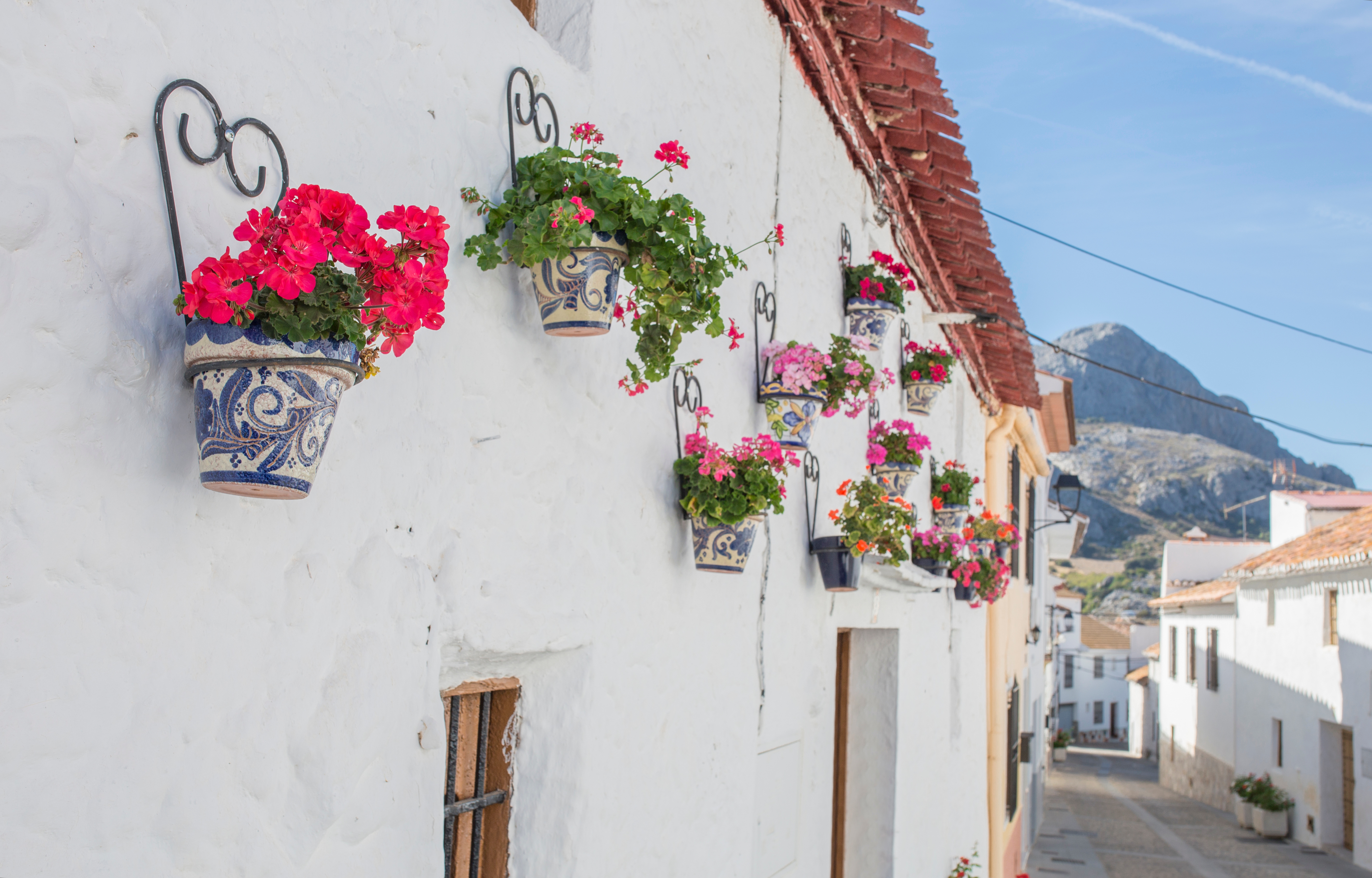 Autentisk spansk landsby i Malaga provinsen med traditionel arkitektur