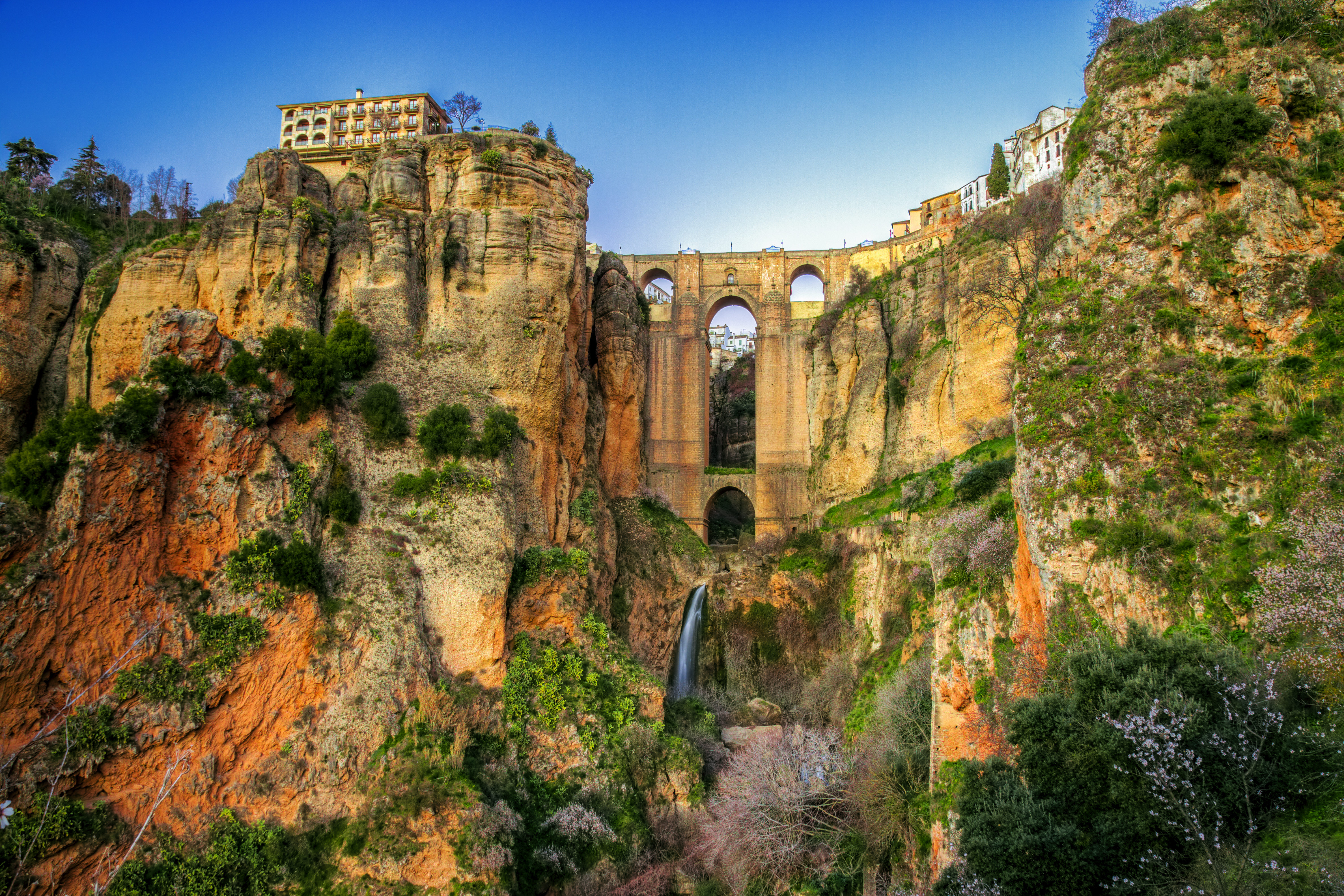 Rondas ikoniske Puente Nuevo bro med traditionelle andalusiske bygninger