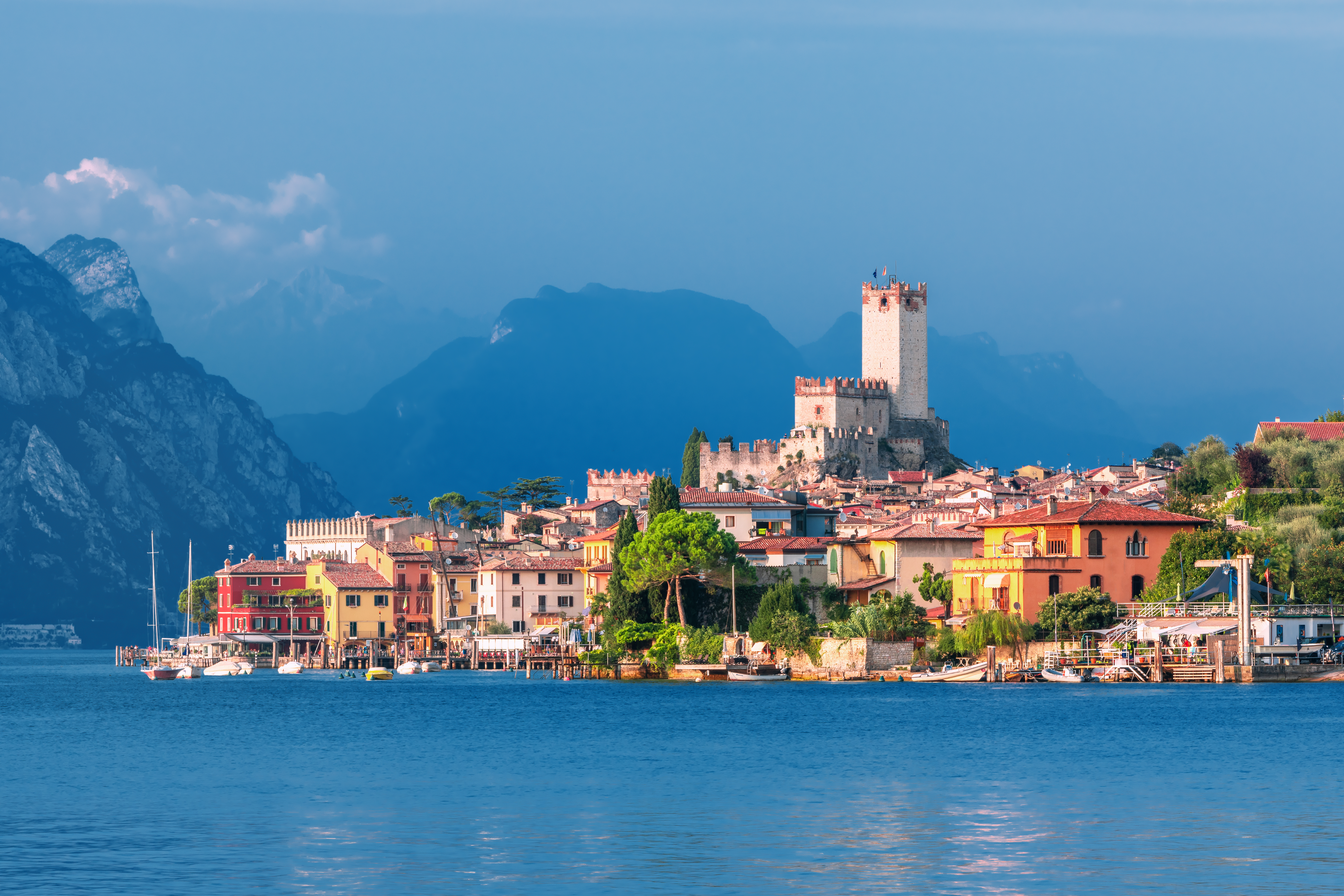 Idylliske Malcesine ved Gardasøen i Italien med karakteristisk tårn og farverige bygninger