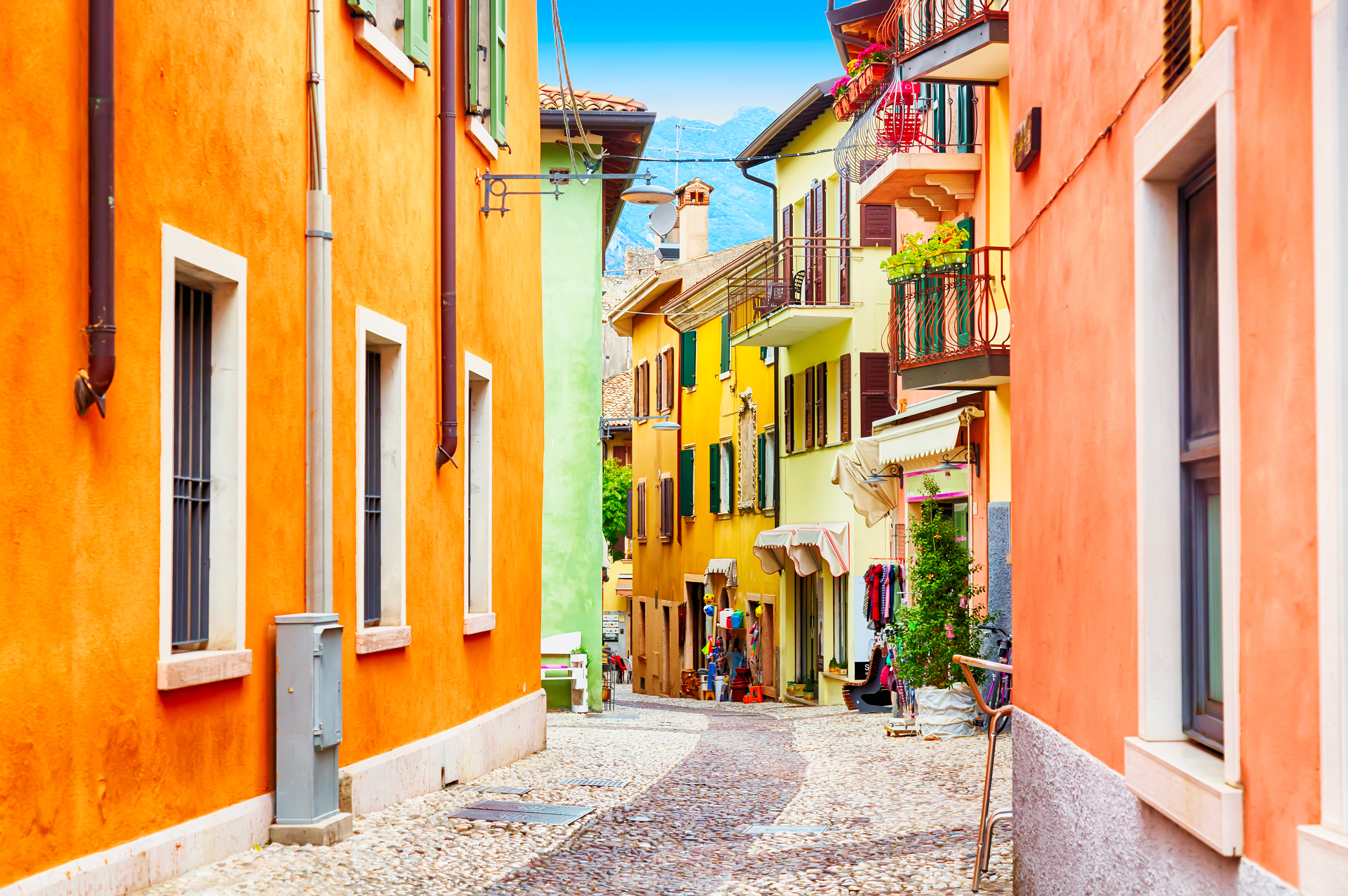 Smuk italiensk landsby med orange og gule huse langs brosten gade