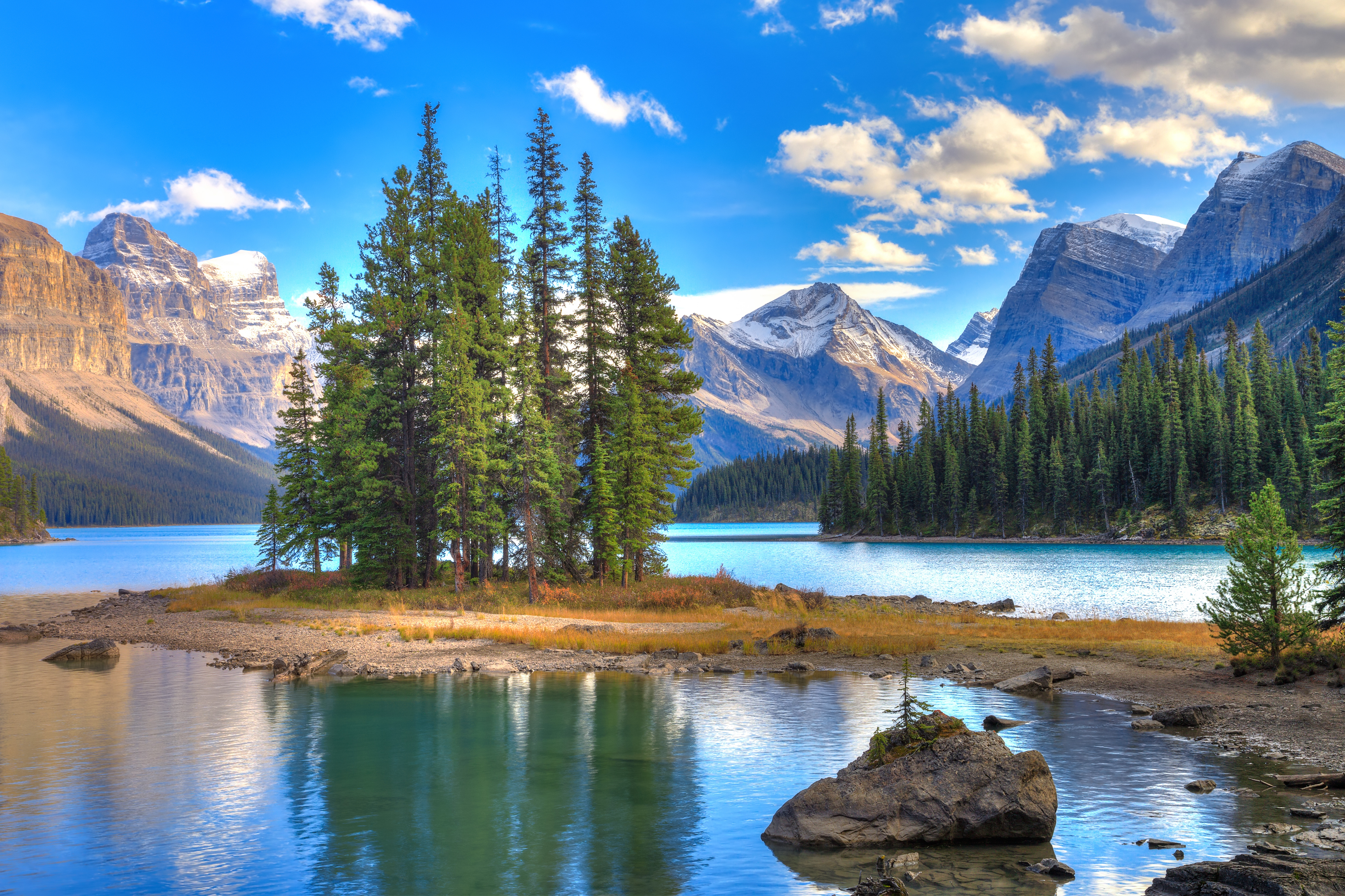 Spirit Island på det turkisblå Maligne Lake i Jasper National Park, Alberta, Canada, med skov og snedækkede bjergtinder i baggrunden