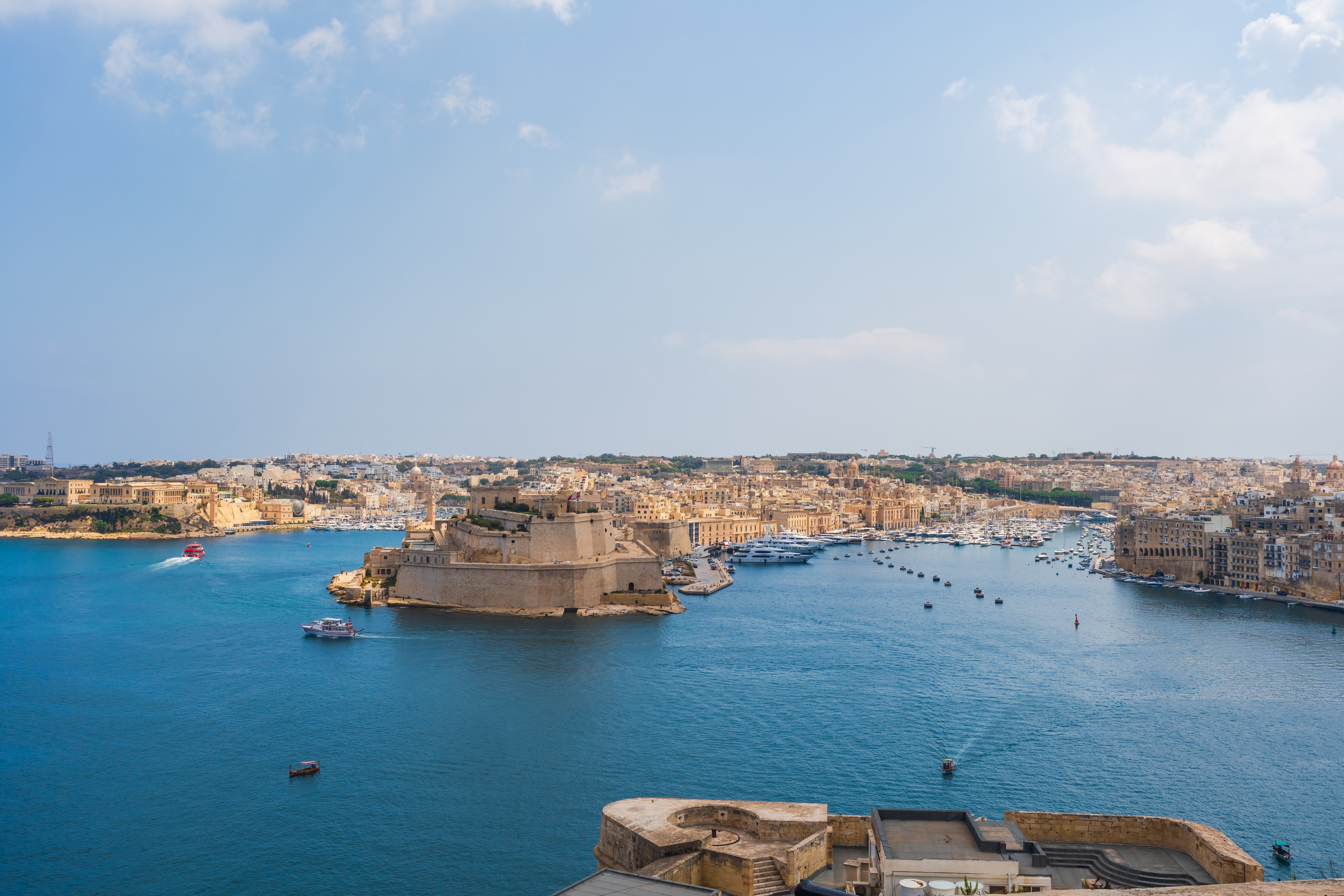 Luftudsigt over Maltas Grand Harbour med de historiske tre byer Birgu, Senglea og Cospicua ved det azurblå Middelhav