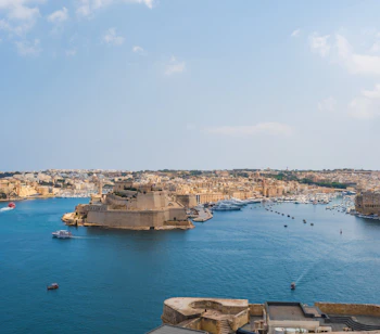 Luftudsigt over Maltas Grand Harbour med de historiske tre byer Birgu, Senglea og Cospicua ved det azurblå Middelhav