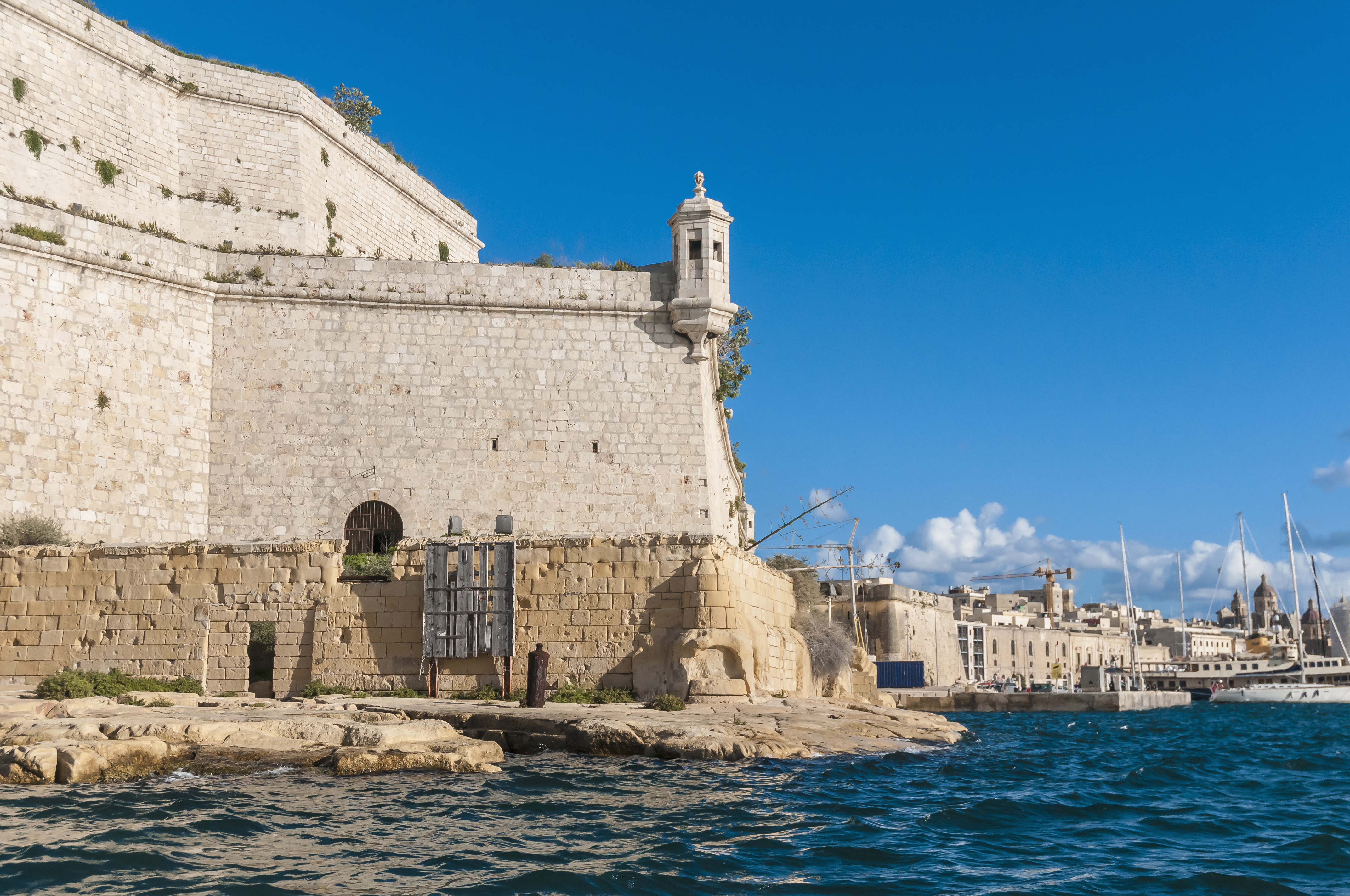 Storslået udsigt over Maltas Grand Harbour med historisk fort i Birgu
