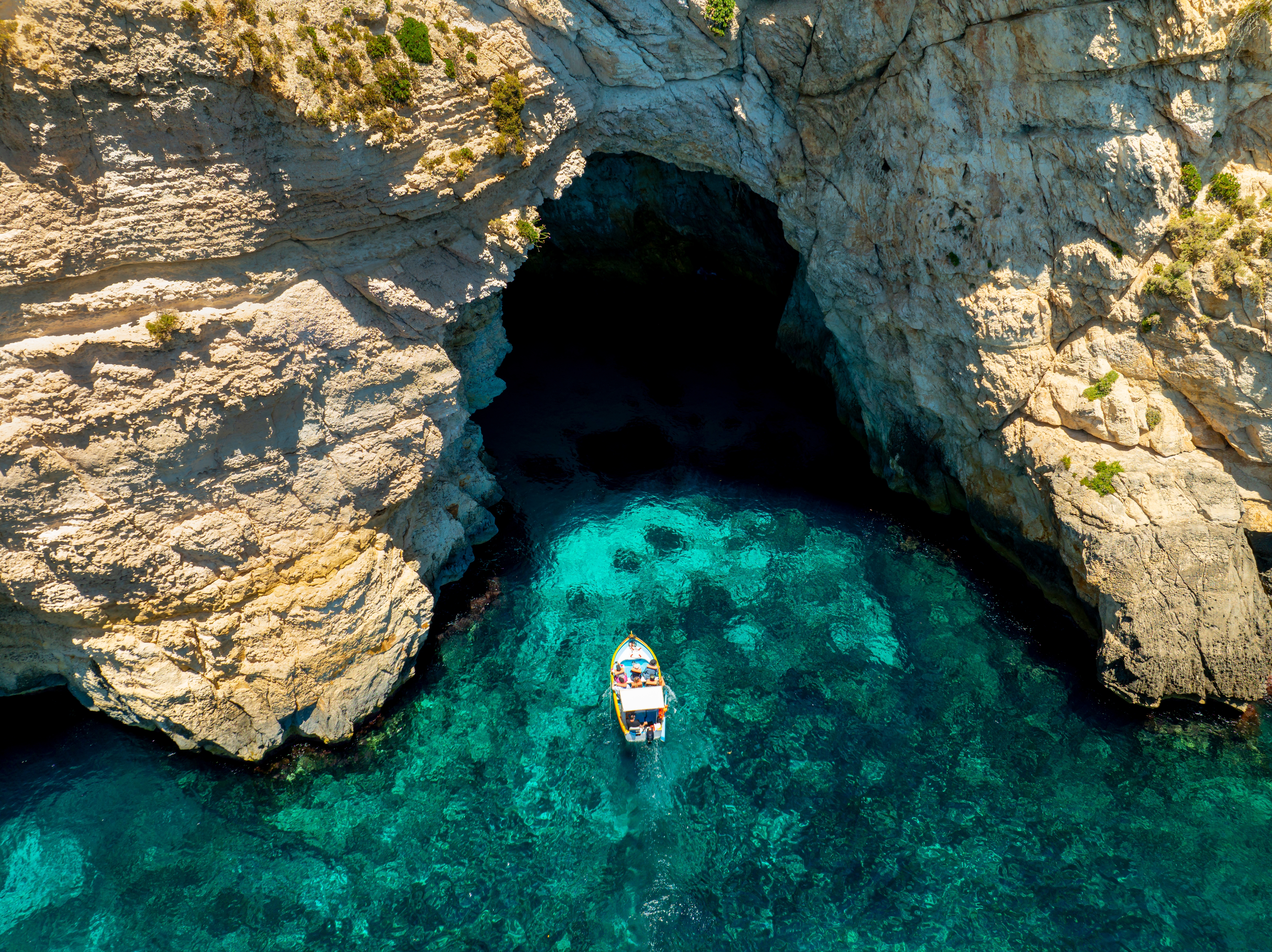 Drømmeagtig grotte på Malta med krystalklart blåt vand og imponerende kalkstensklipper