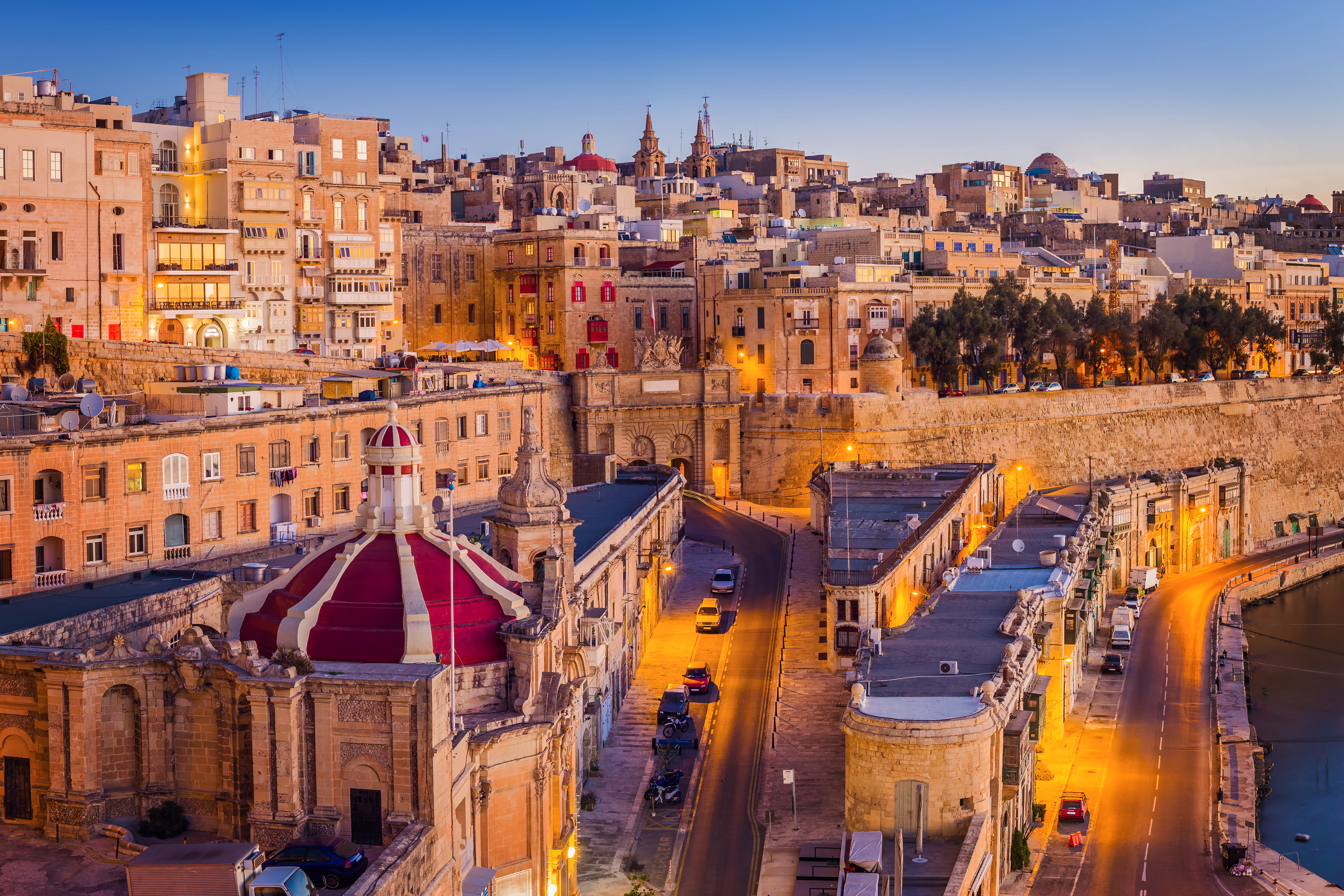 Valletta Maltas UNESCO verdensarv med gyldne kalkstenbygninger ved daggry