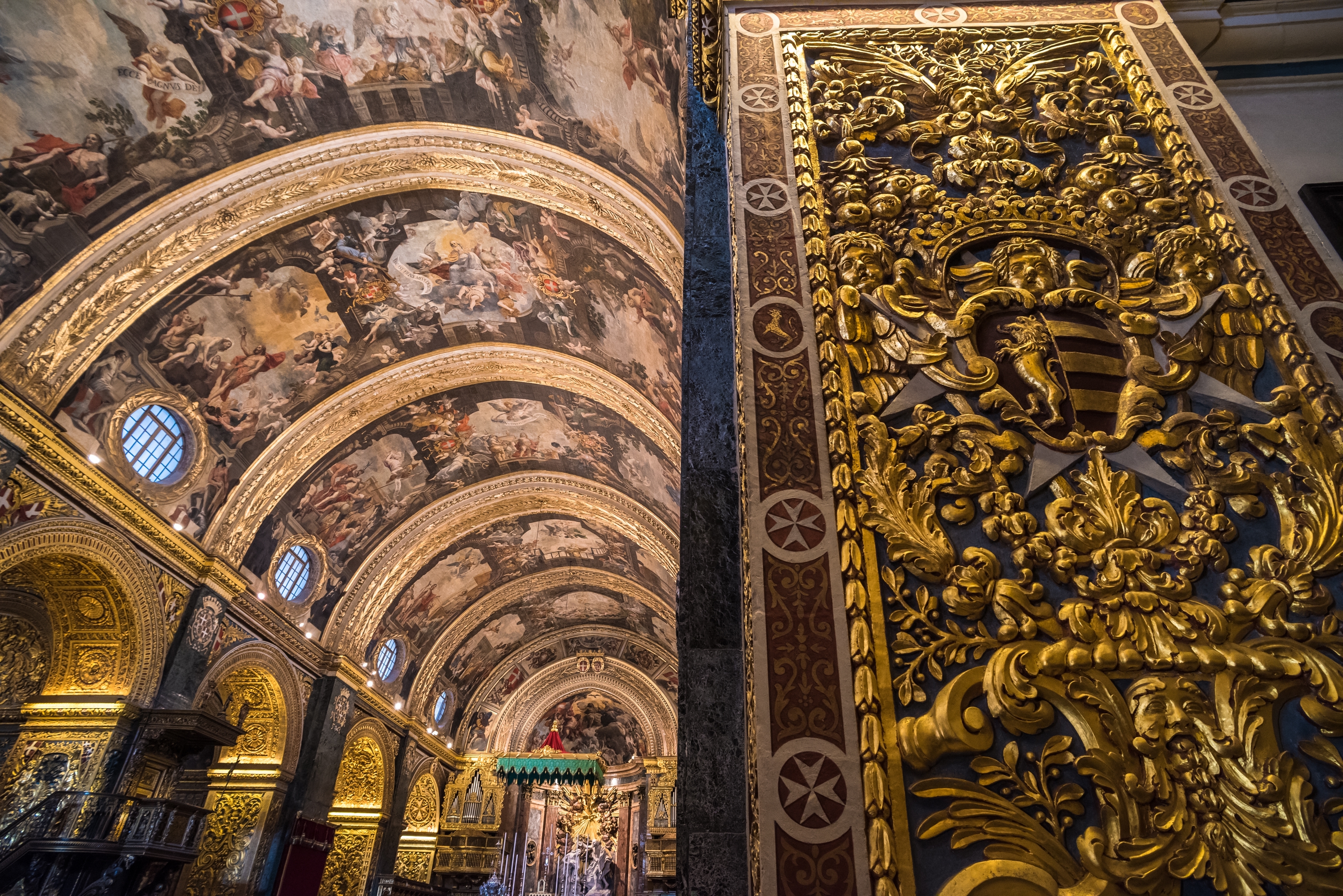 Overdaadig dekoreret katedral interior med barok stil i Valletta Malta