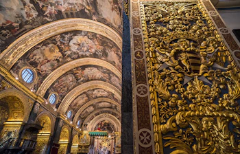 Overdaadig dekoreret katedral interior med barok stil i Valletta Malta
