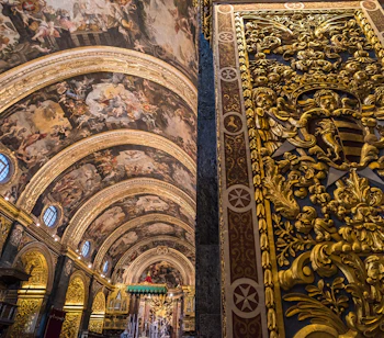 Overdaadig dekoreret katedral interior med barok stil i Valletta Malta
