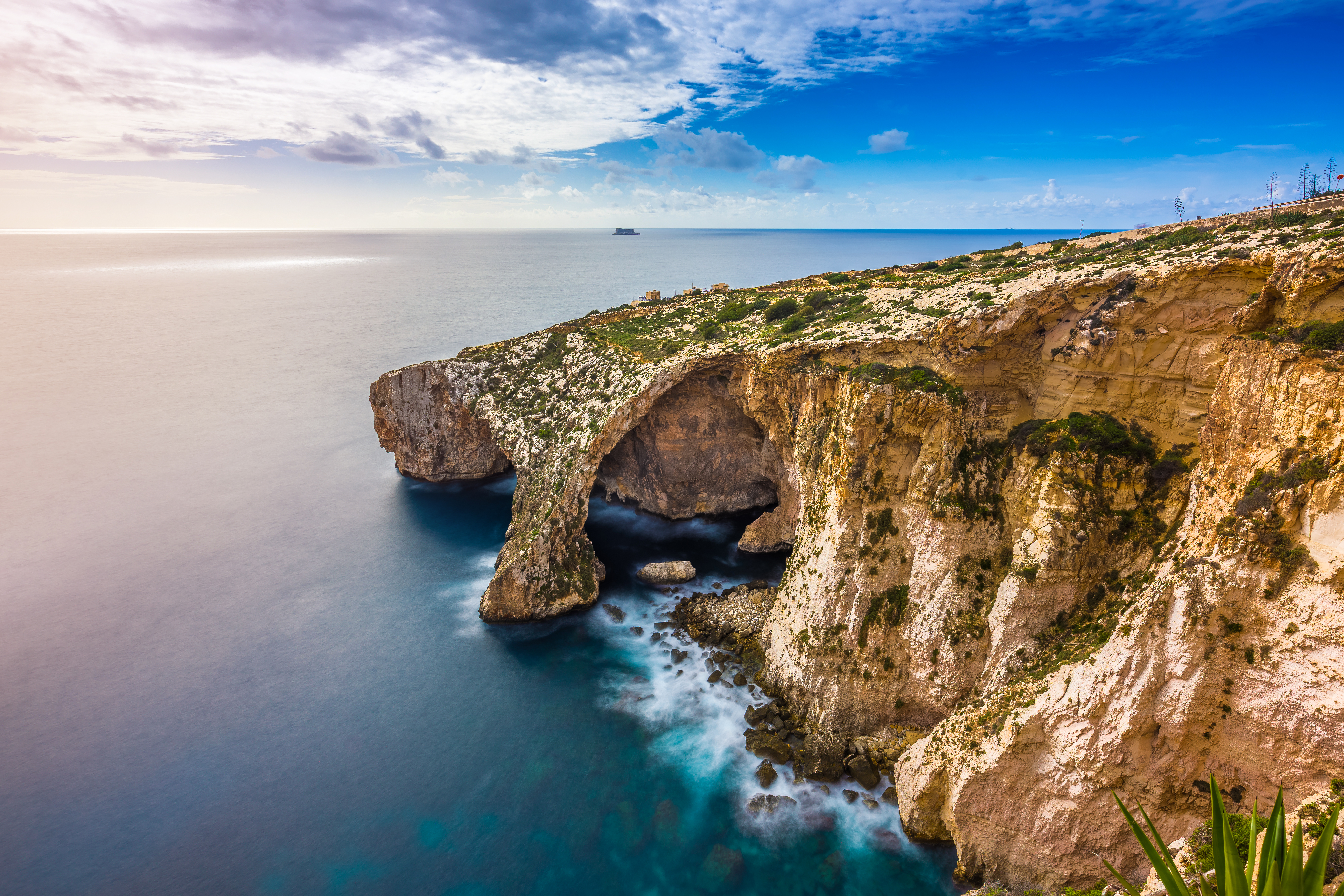 Naturlige klippebuer og dramatisk kystlinje på den maltesiske ø Gozo