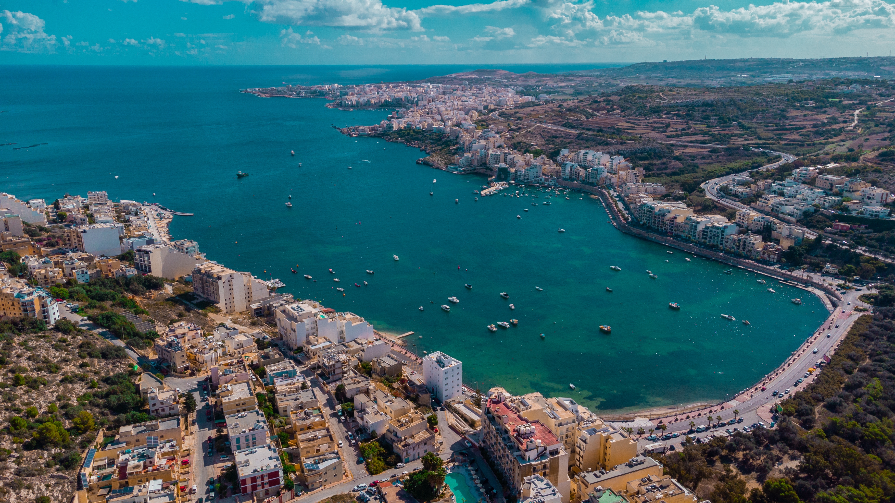 Rejsemål Malta - St. Paul's Bay set fra luften med strand og marina
