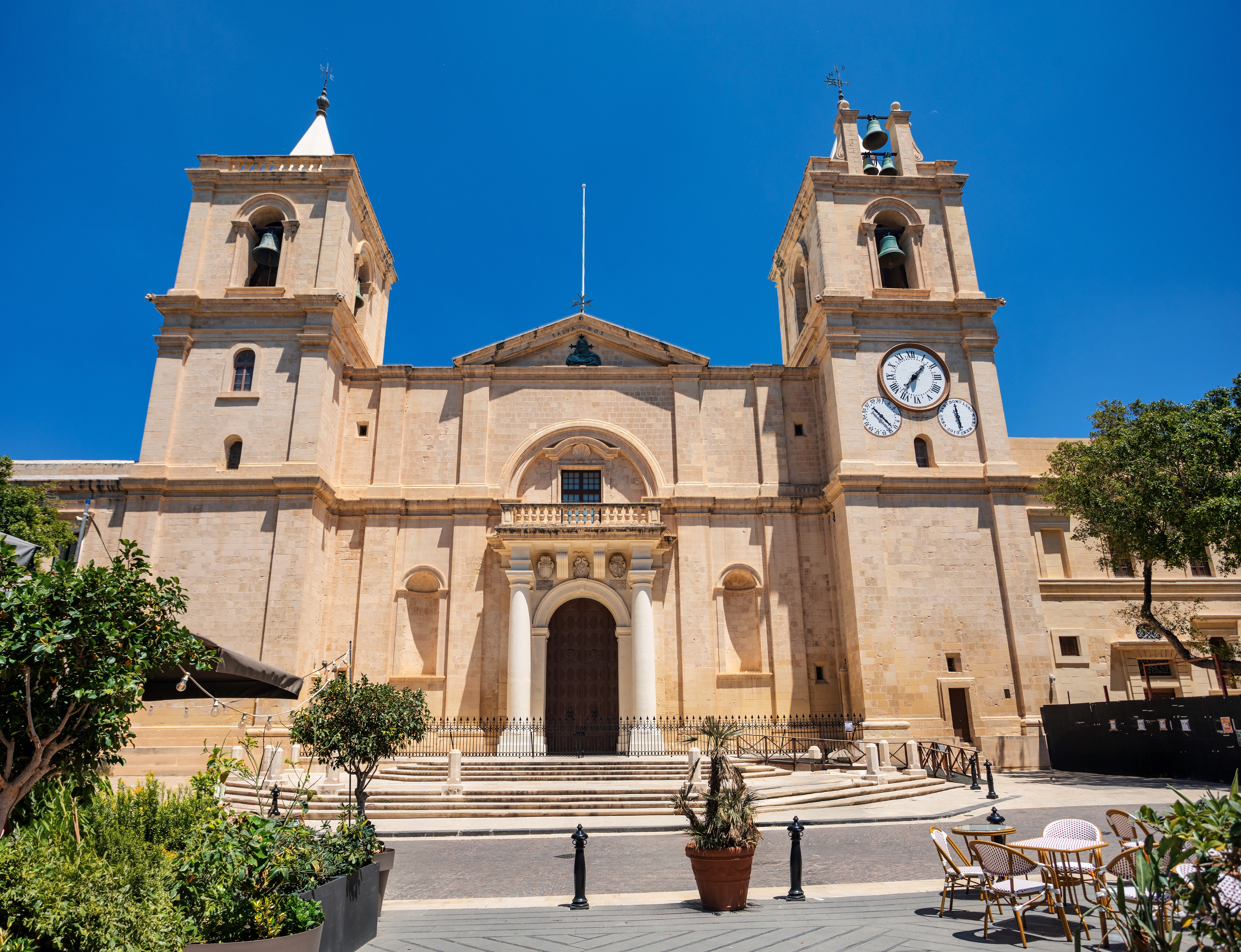 Frontparti af den historiske St. John's Co-Cathedral i Valletta med dens elegante barokstil, imponerende stenarbejde og status som UNESCO kulturarv på Malta