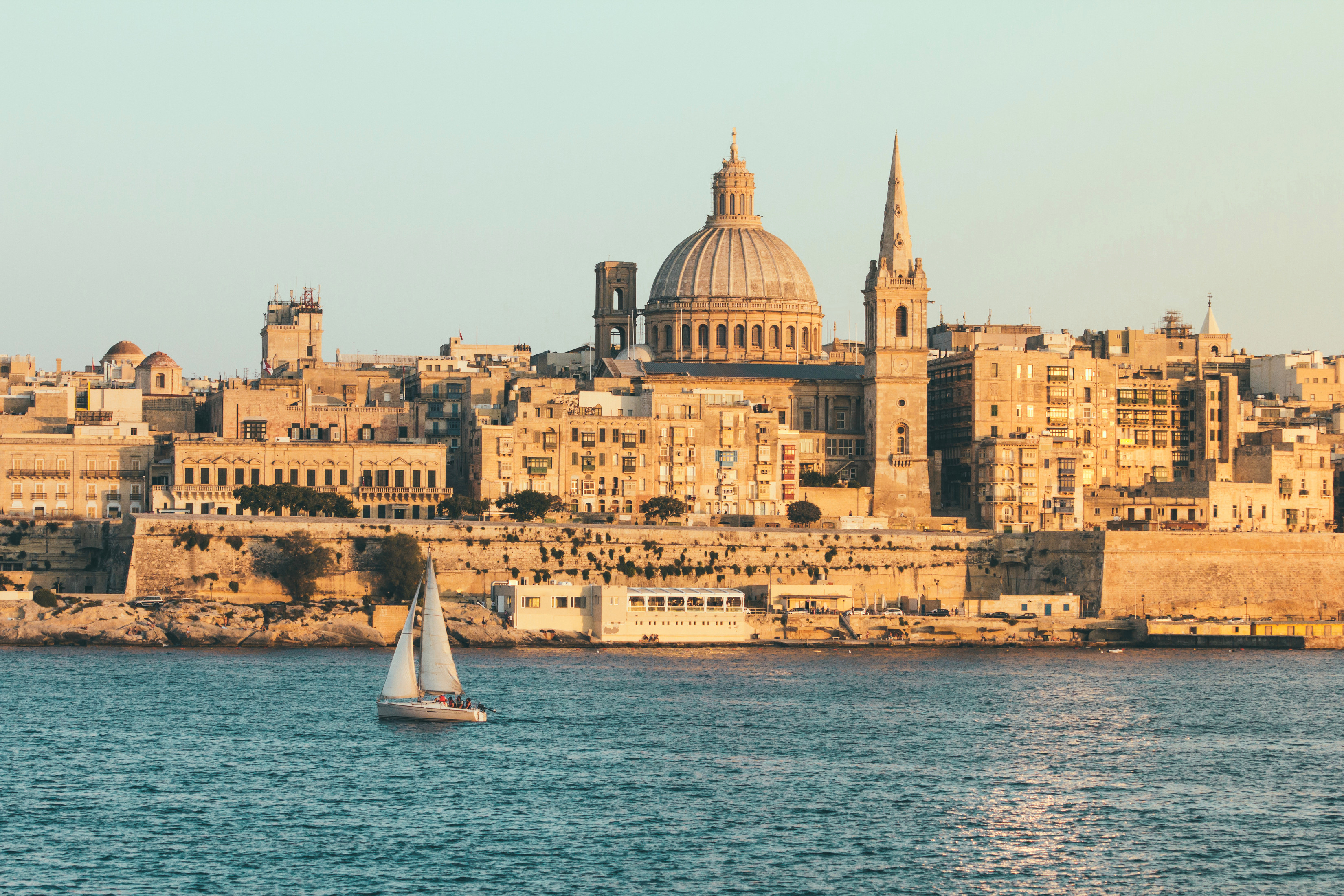 Vallettas UNESCO-beskyttede historiske bykerne med St. Pauls Katedral og befæstede havnemure ved Middelhavet