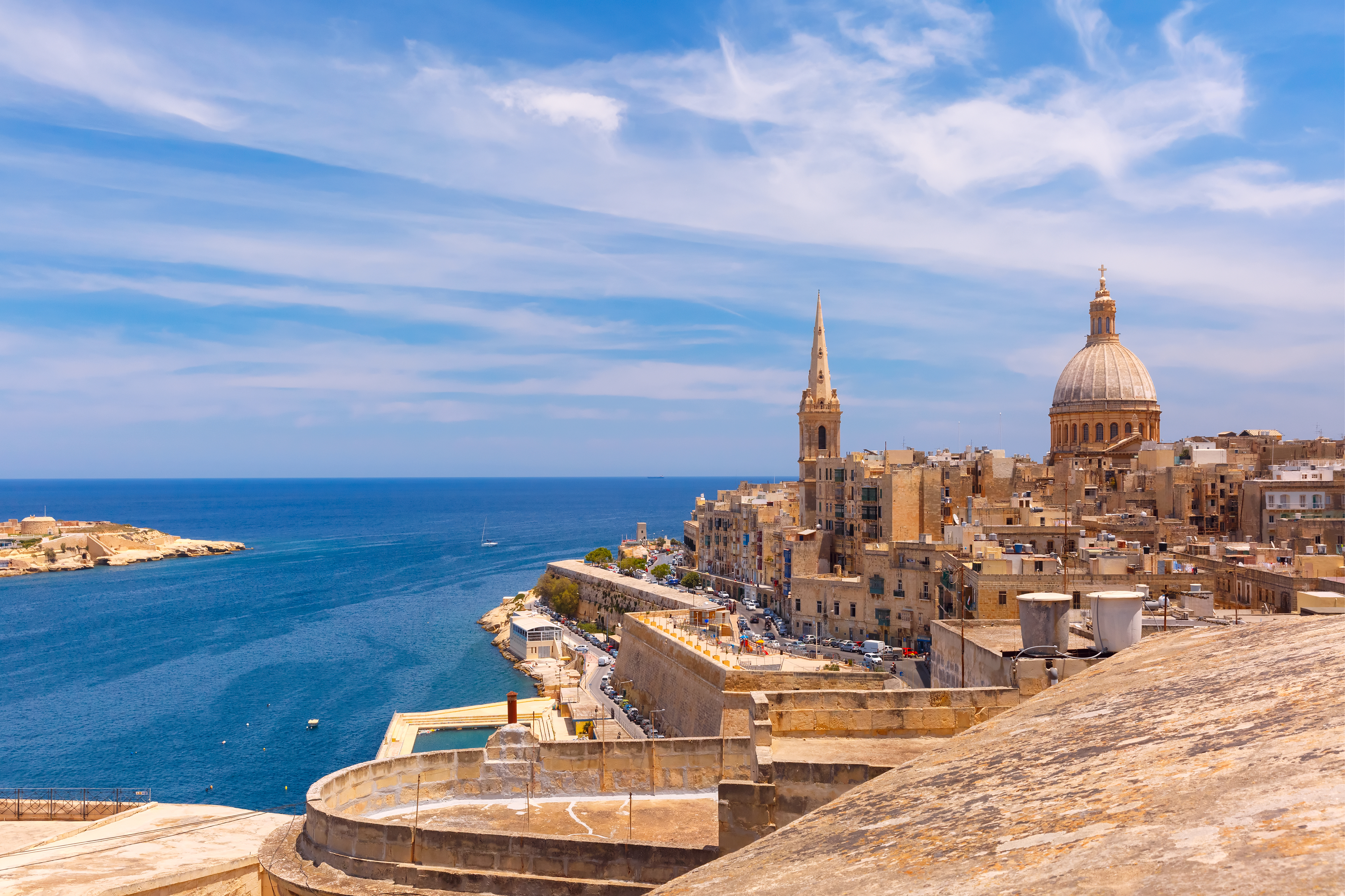 Malta Valletta UNESCO verdensarvsby med historisk katedral og turkisblå Middelhav