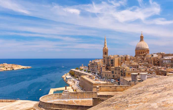 Malta Valletta UNESCO verdensarvsby med historisk katedral og turkisblå Middelhav