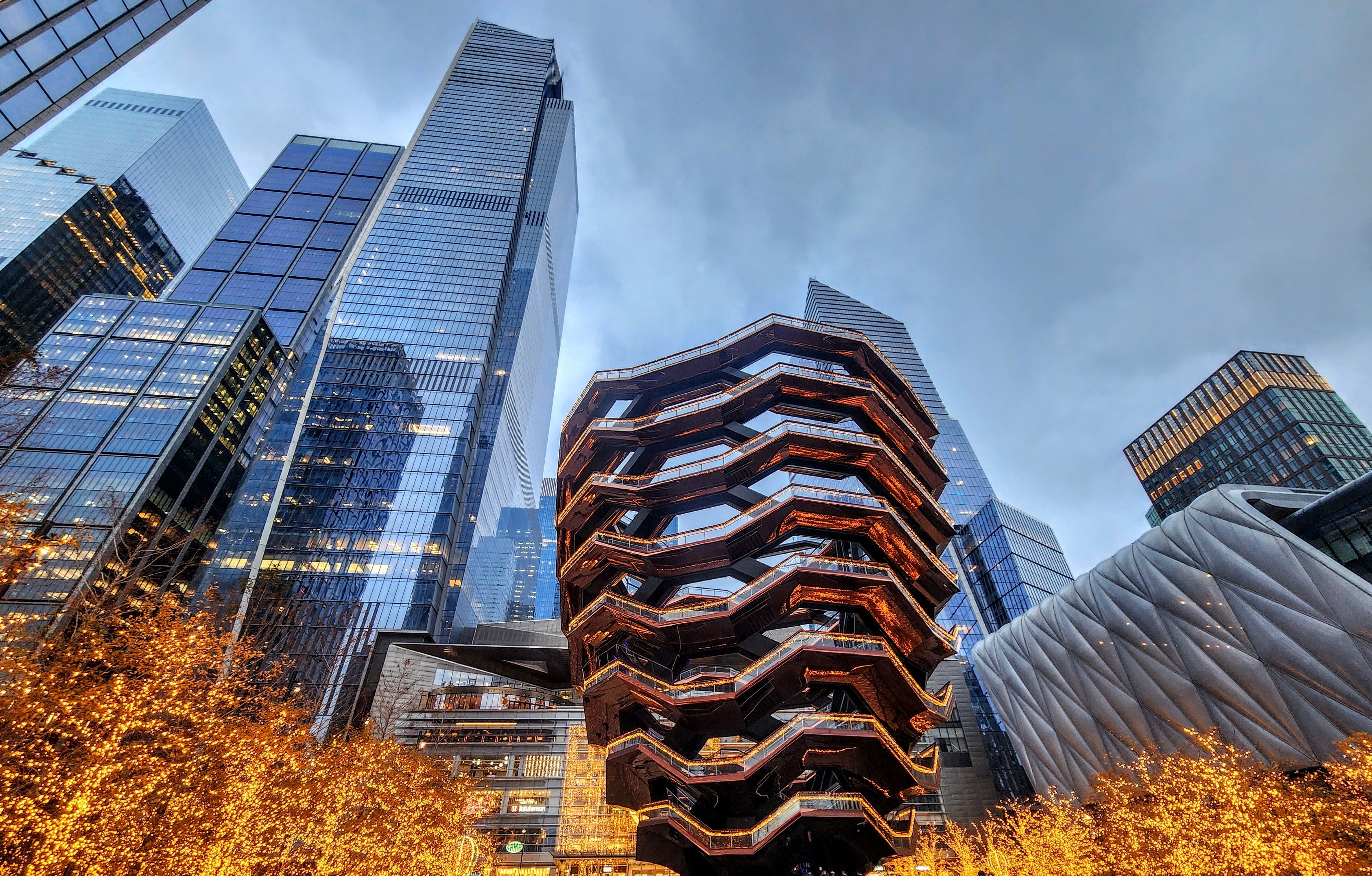 Imponerende Manhattan skyline med Hudson Yards Vessel og oplyste kontortårne ved skumring