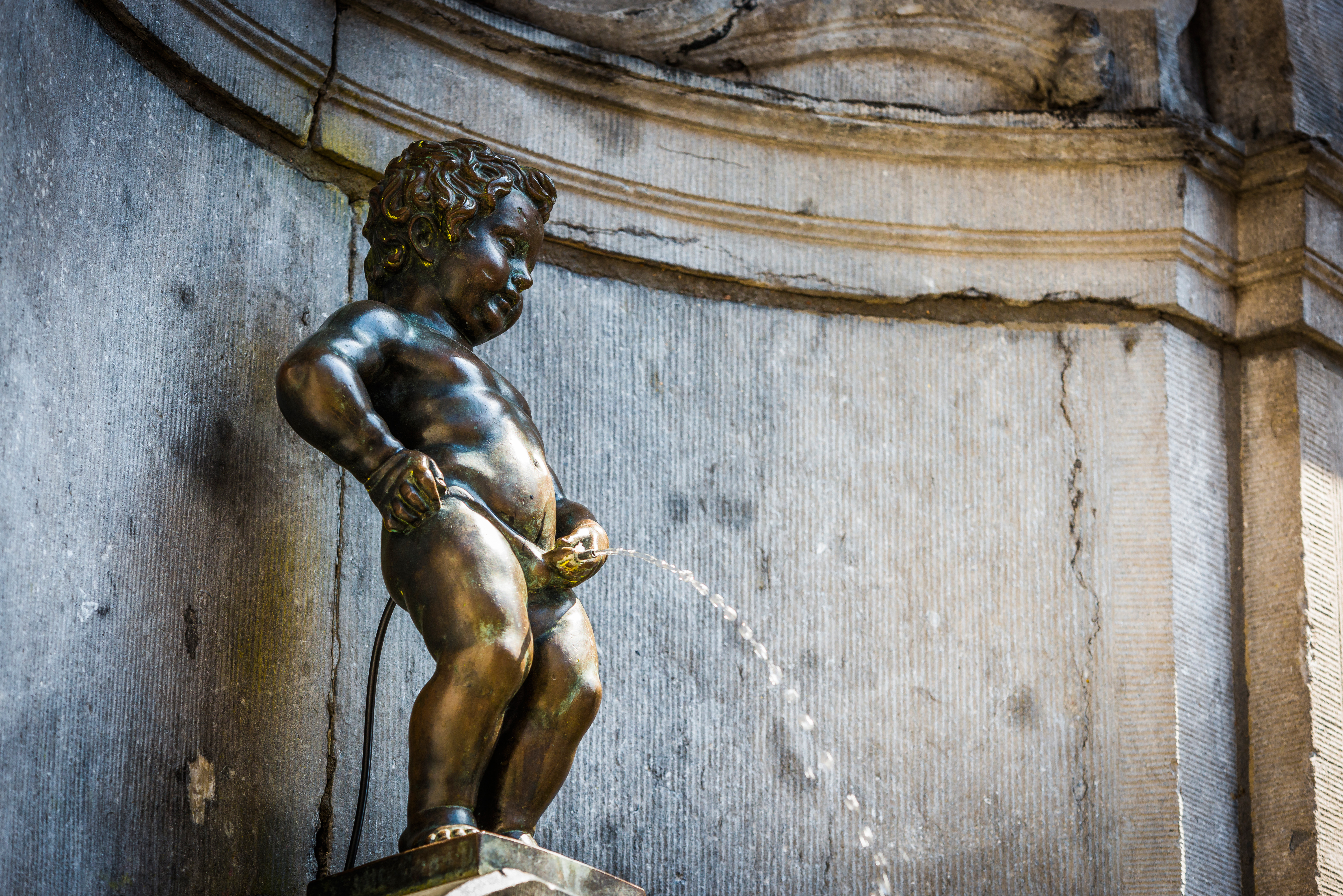 Manneken Pis bronzestatue historisk seværdighed i Bruxelles Belgien