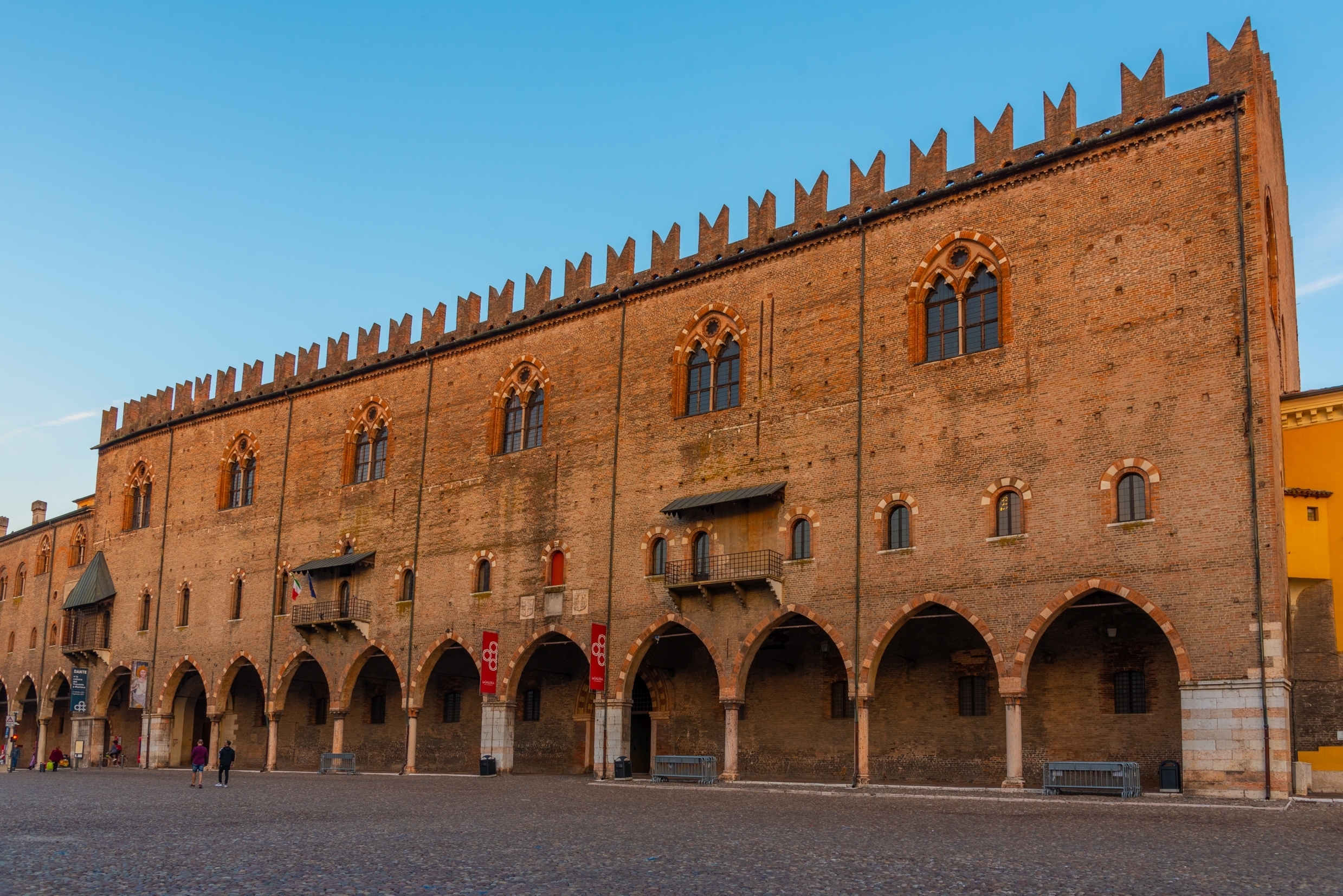 Palazzo Ducale i Mantova, Lombardiet – UNESCO-verdensarv med smukt bevaret middelalderlig murstensarkitektur og elegante buer ved bytorvet Piazza Sordello