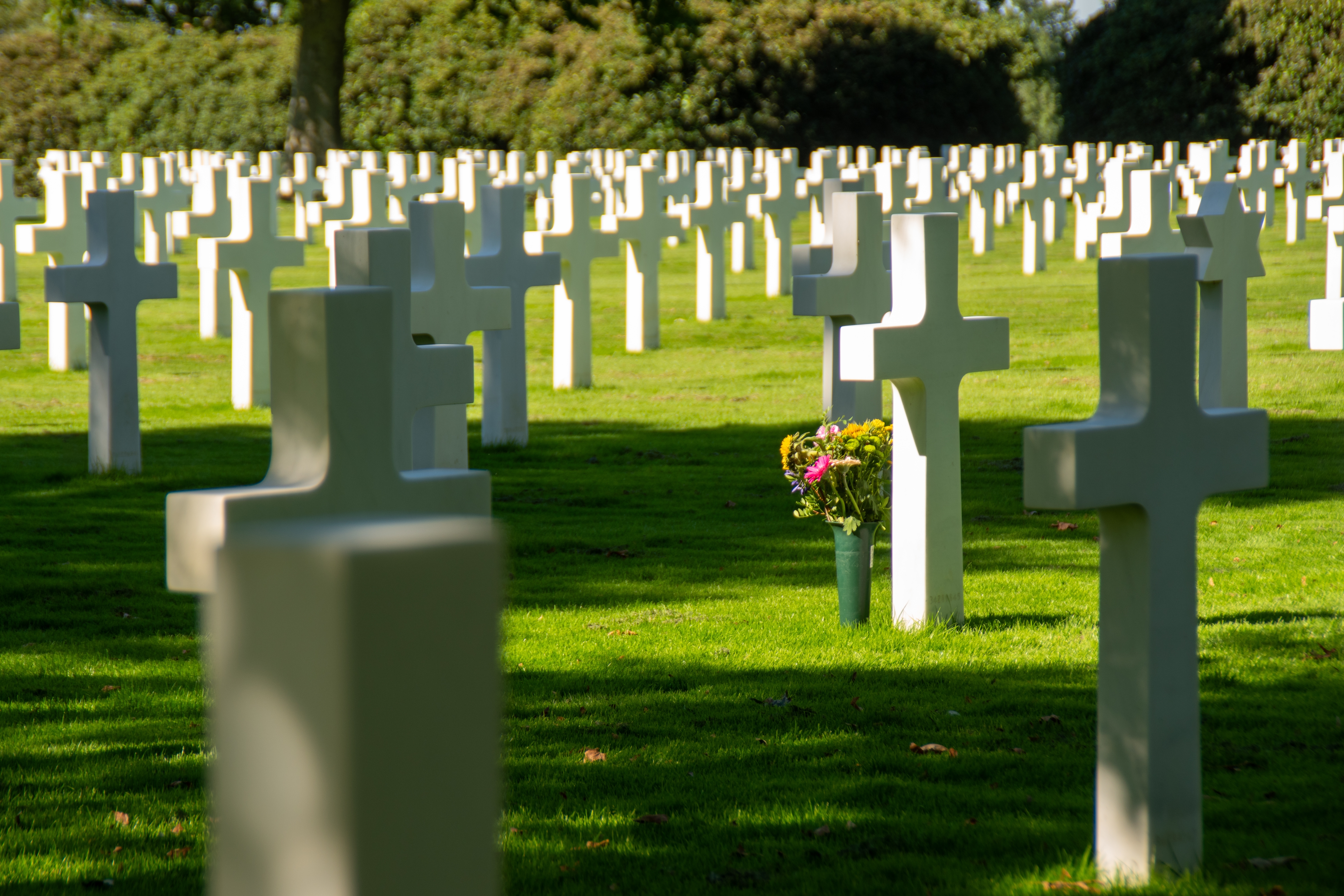 Uendelige rækker af hvide kors på den amerikanske militærkirkegård i Margraten, Holland, til minde om faldne soldater fra 2. verdenskrig