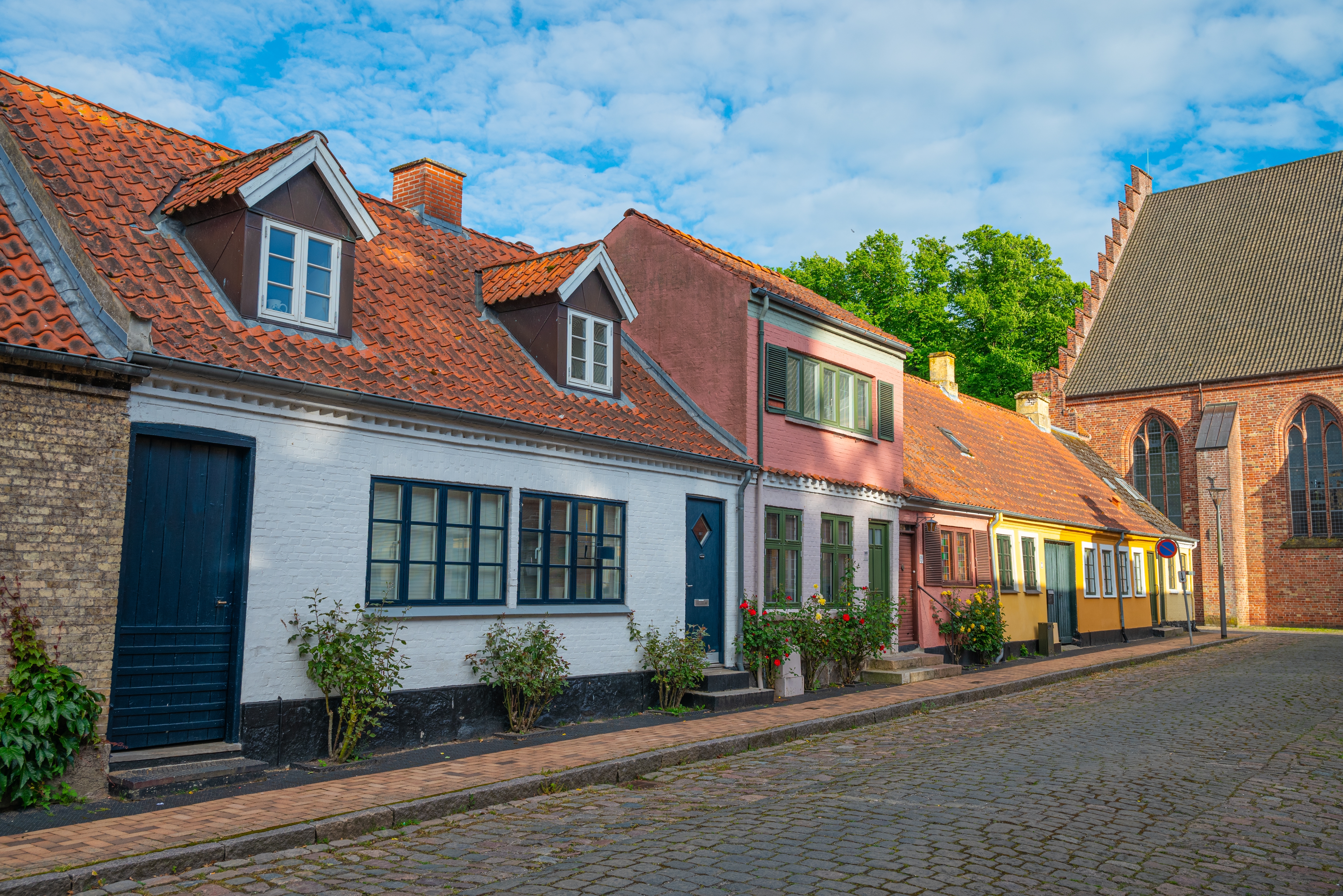 Smukke traditionelle danske huse på brostensgade i Maribo gamle bydel Lolland