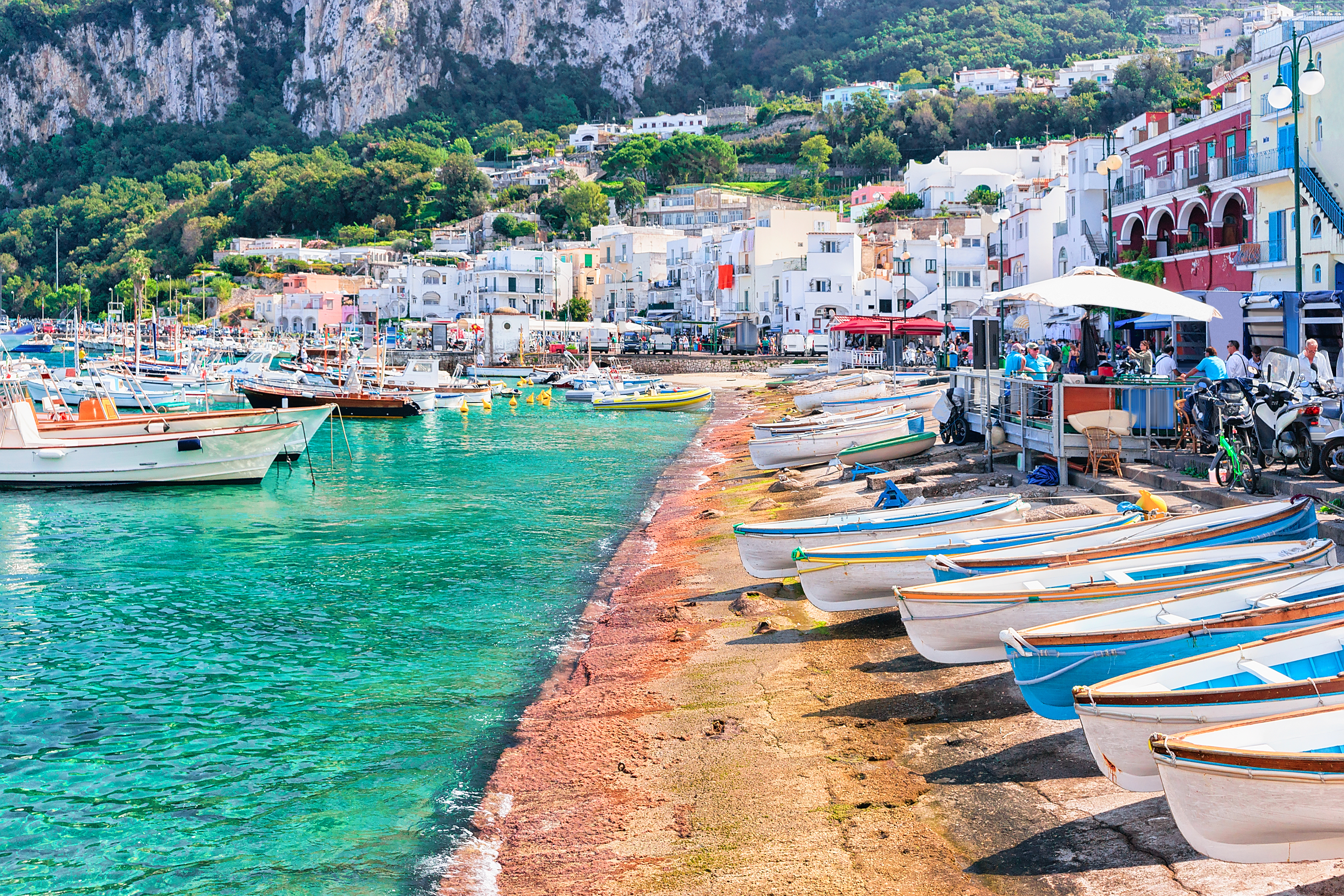 Den berømte Marina Grande havn på Capri med farverige både og autentisk italiensk kystlinje