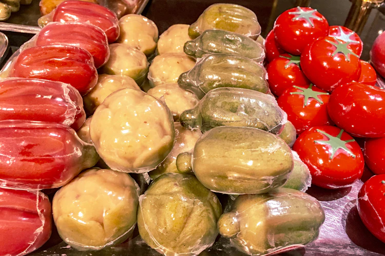 Markedsplads med peberfrugter i Tyskland Lübeck lokale råvarer