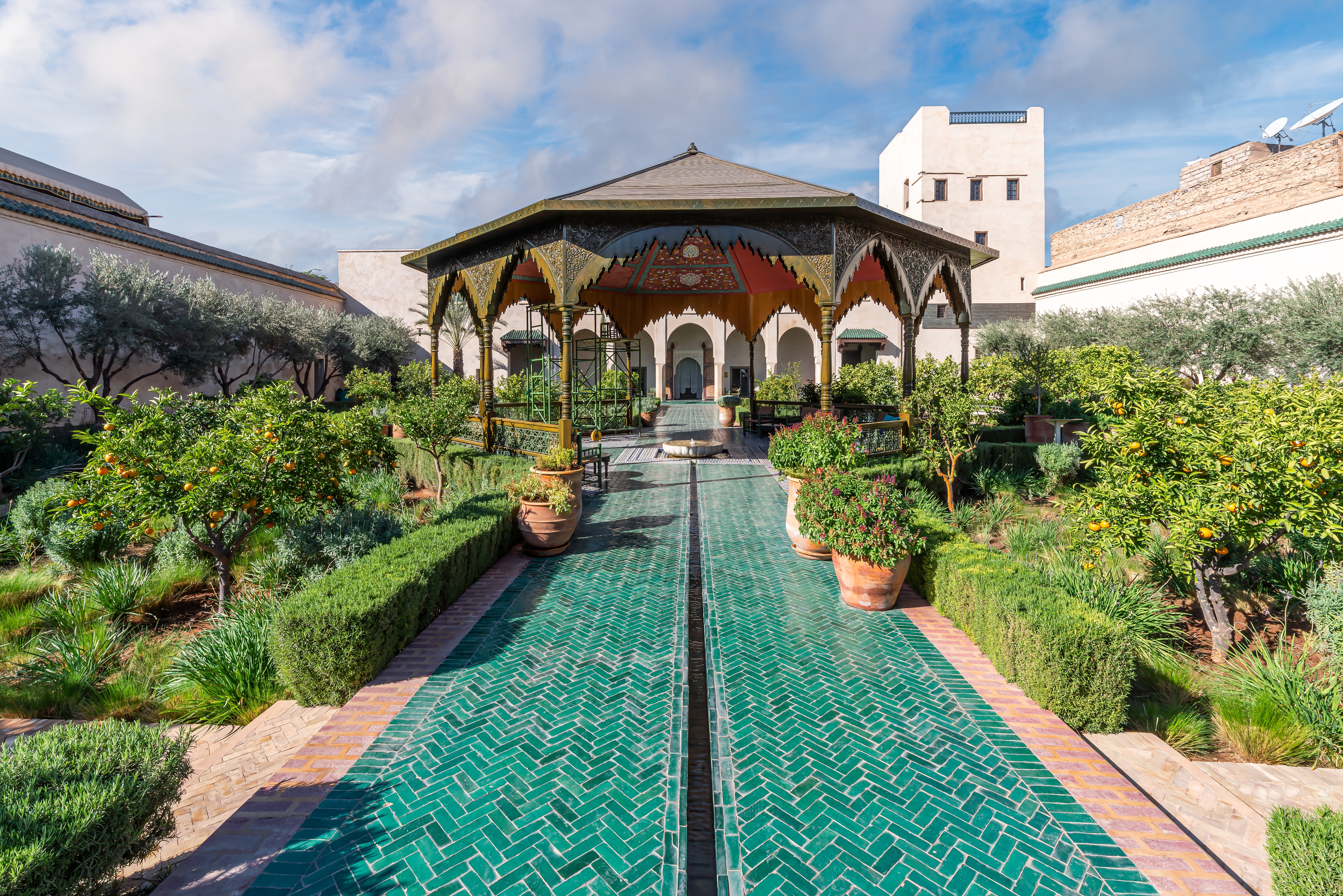 Fredelig marokkansk botanisk have med traditionel pavillon og dekorative springvand