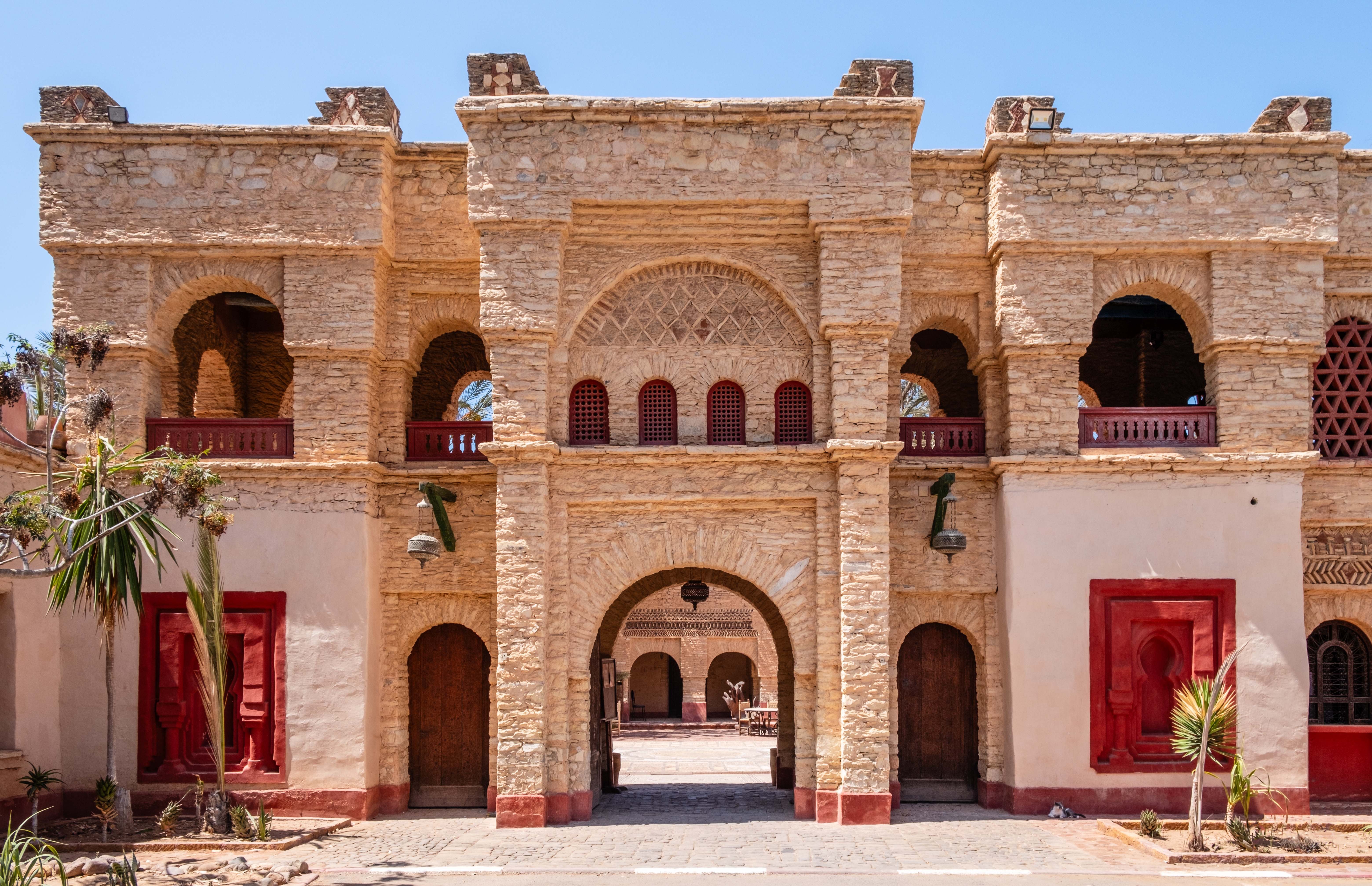 Traditionel marokkansk medina-bygning med ornamental facade i Agadir