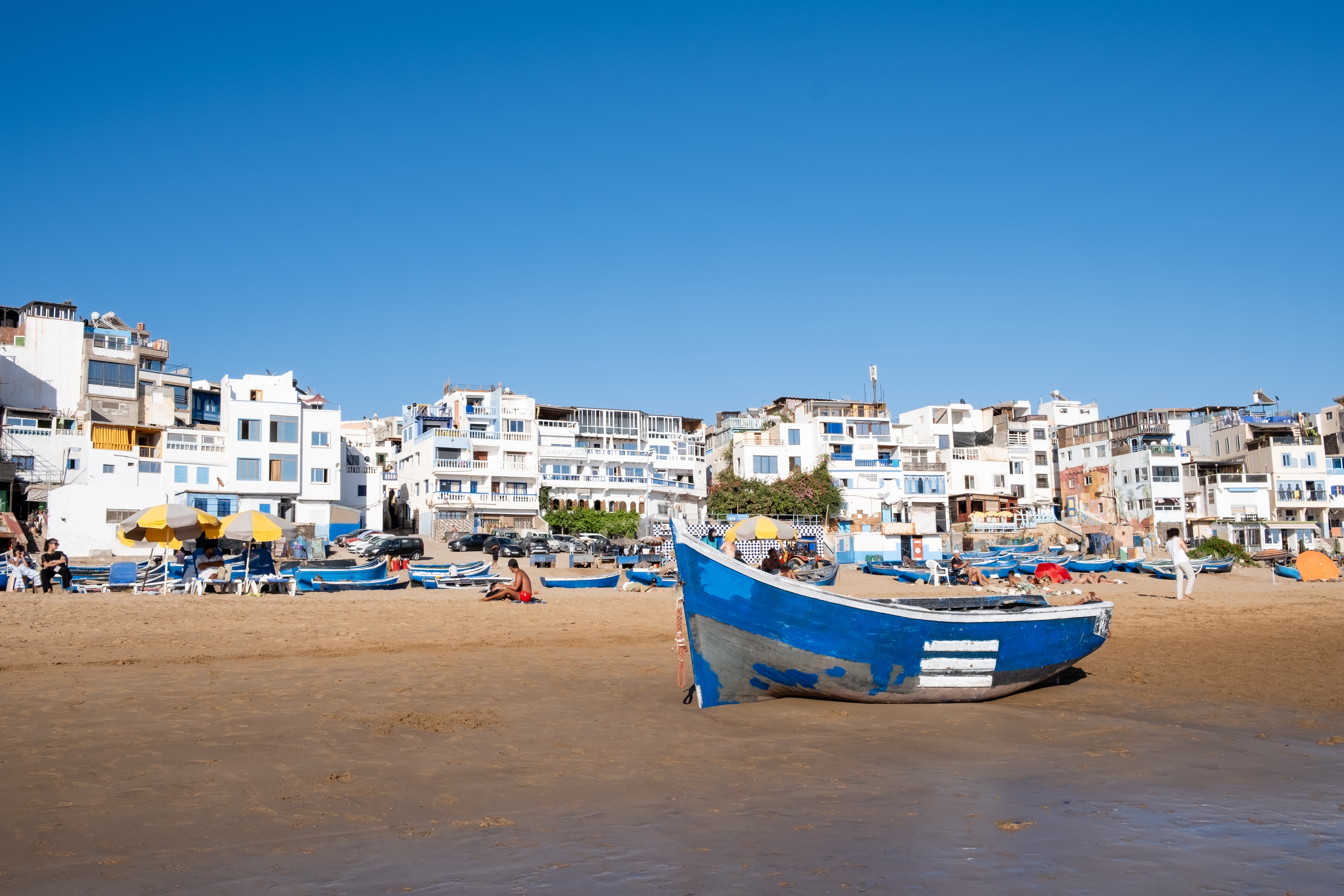 Fiskerby ved Atlanterhavet i Taghazout Marokko med både på strand