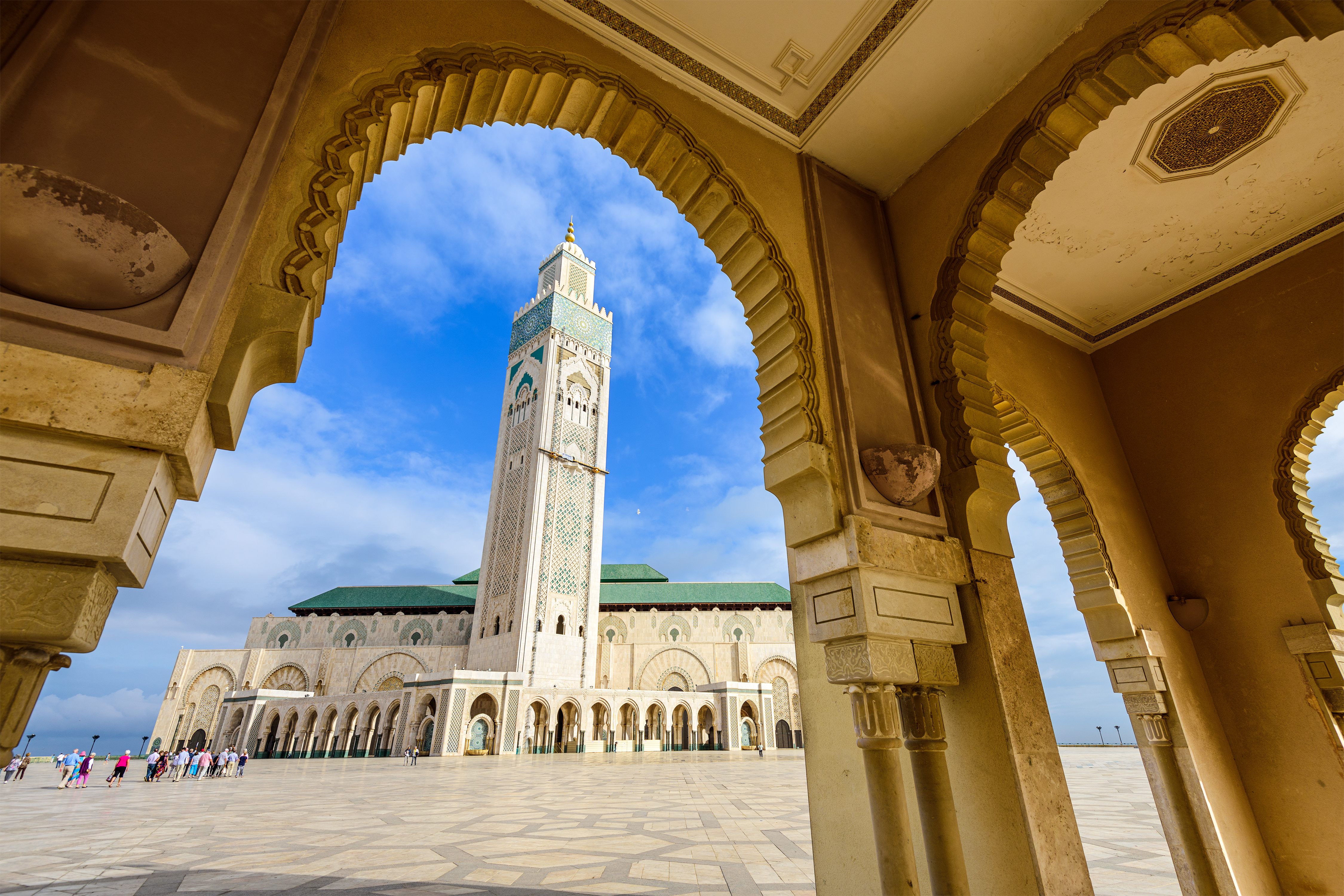 Den majestætiske Hassan II-moské ved kysten i Casablanca med sit 210 meter høje minaret-tårn og smukke vandspejling