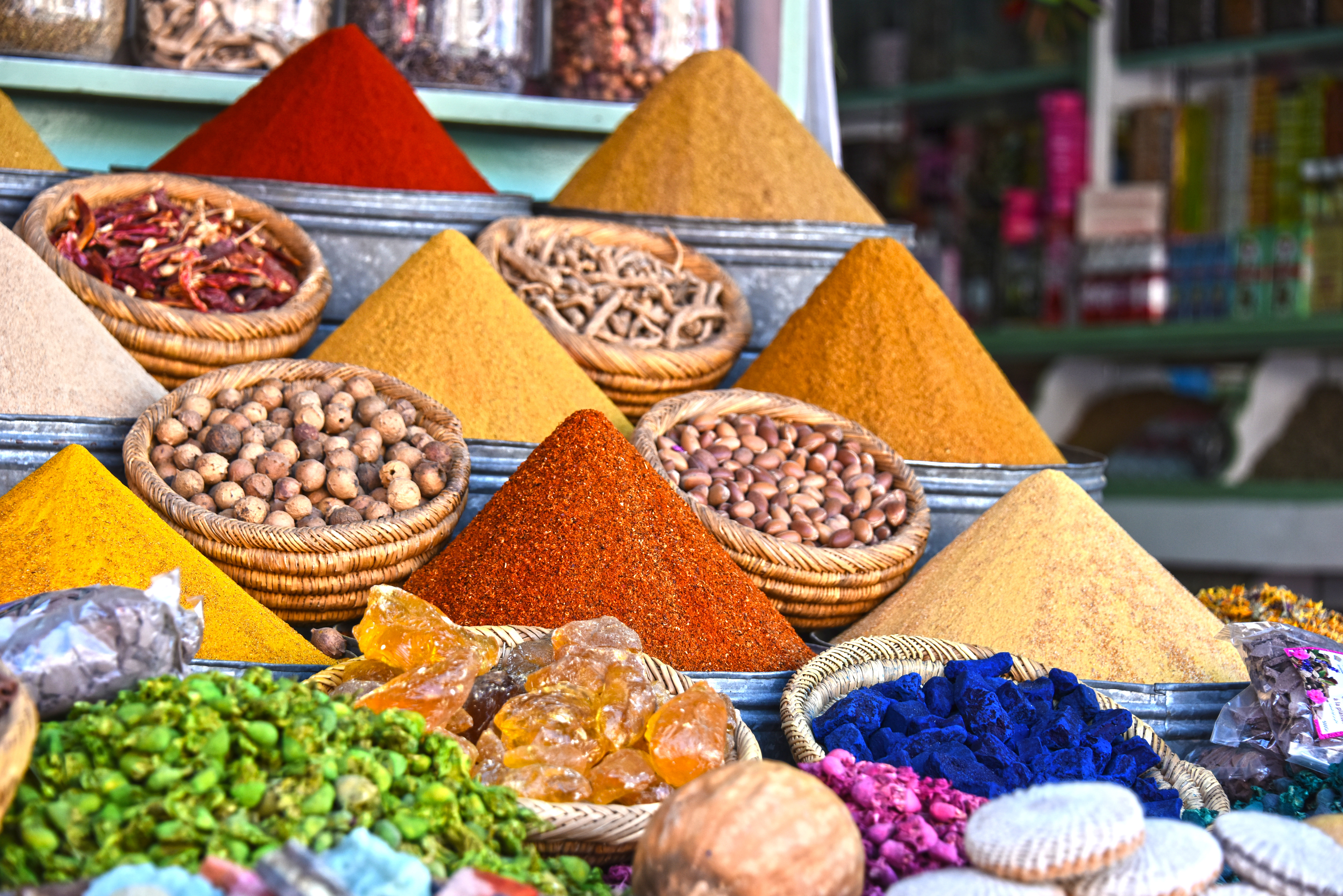 Imponerende display af eksotiske krydderier med intense farver på et traditionelt arabisk marked i Marokko - fra gurkemeje og kanel til paprika og spidskommen i souken i Marrakech